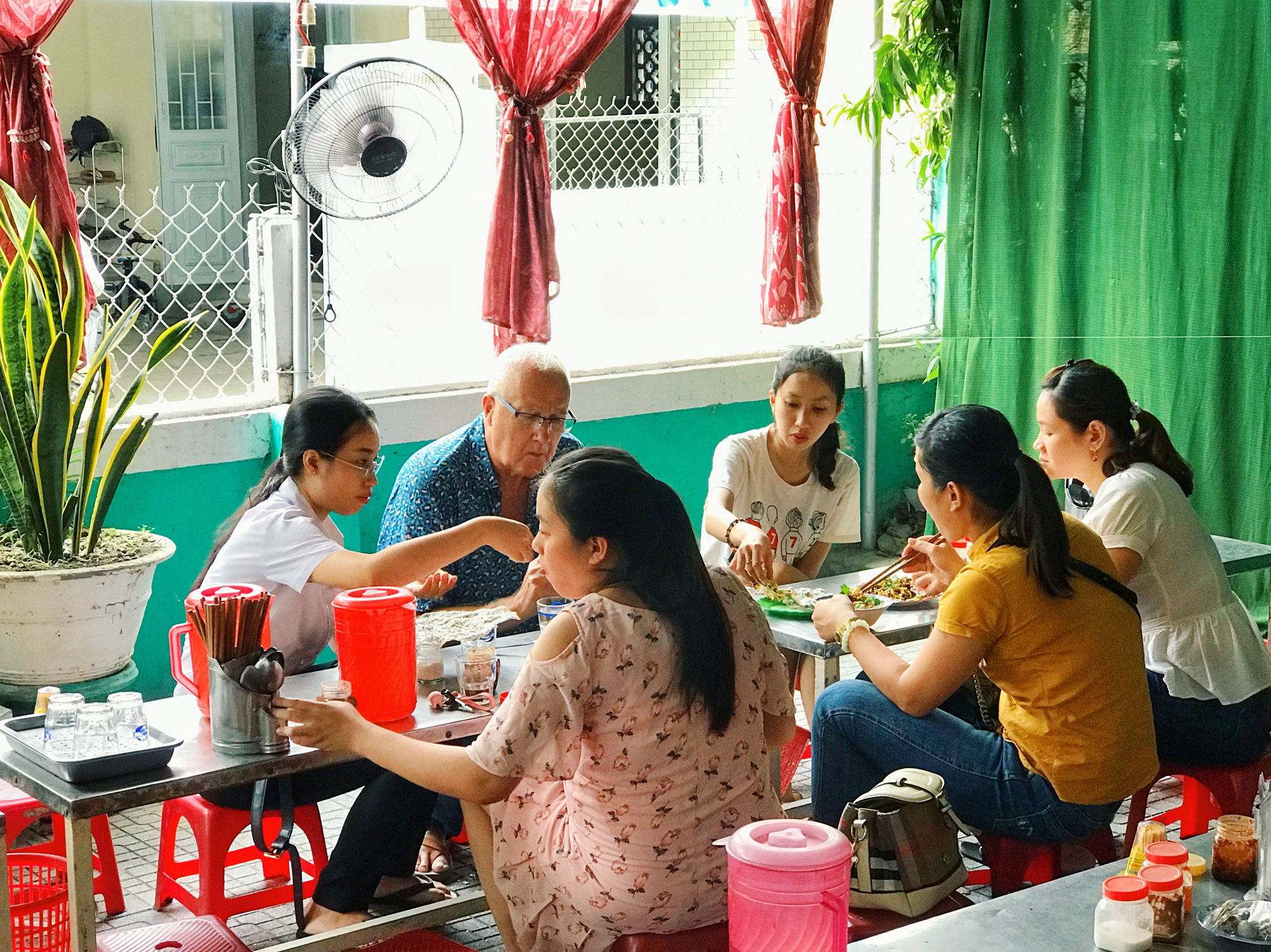 Món Việt giá 15.000 đồng khiến khách Hàn muốn ăn liền 2 phần, từng lọt top 50 ngon nhất thế giới - Ảnh 5.
