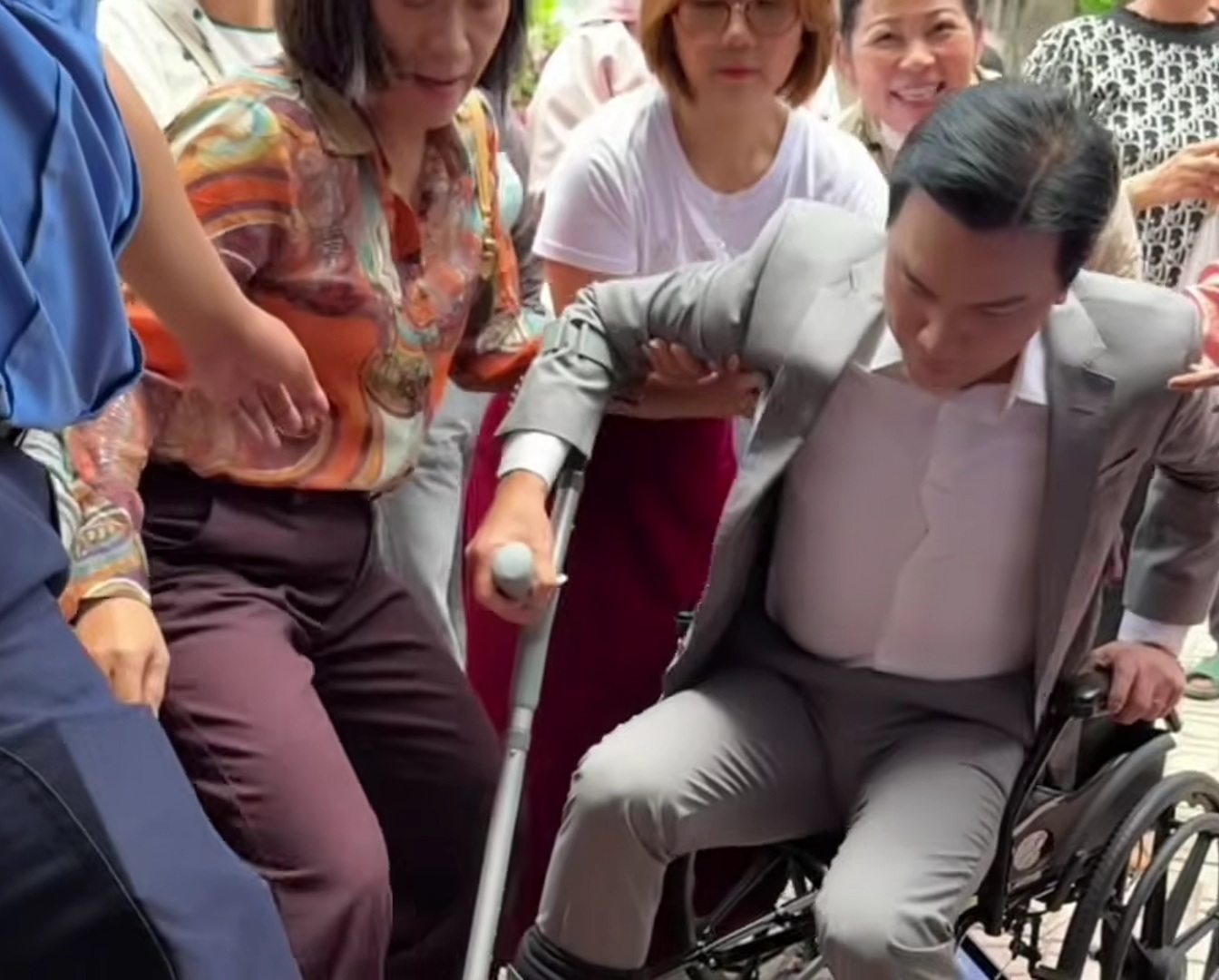 Mạnh Quỳnh về Việt Nam, phải ngồi xe lăn và chống nạng- Ảnh 2.