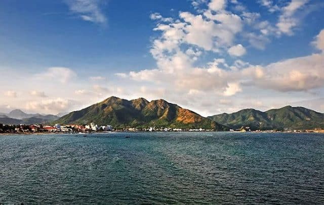 Việt Nam có ngọn núi sát biển đang được quy hoạch tổ hợp du lịch như SunWorld, Vinpearl thế hệ mới: Địa hình hiếm có, đứng từ đỉnh nhìn được cả phố và biển - Ảnh 1.