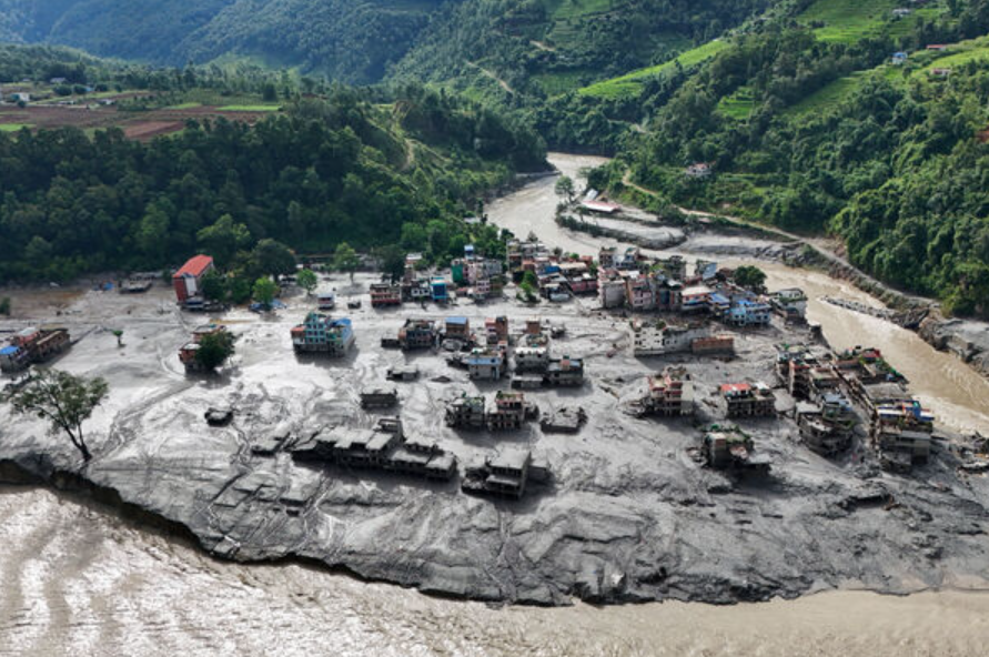 Một nửa ngọn núi 7.227 mét, cao thứ 99 thế giới như biến mất sau lũ quét tại Nepal - Trung Quốc- Ảnh 1.