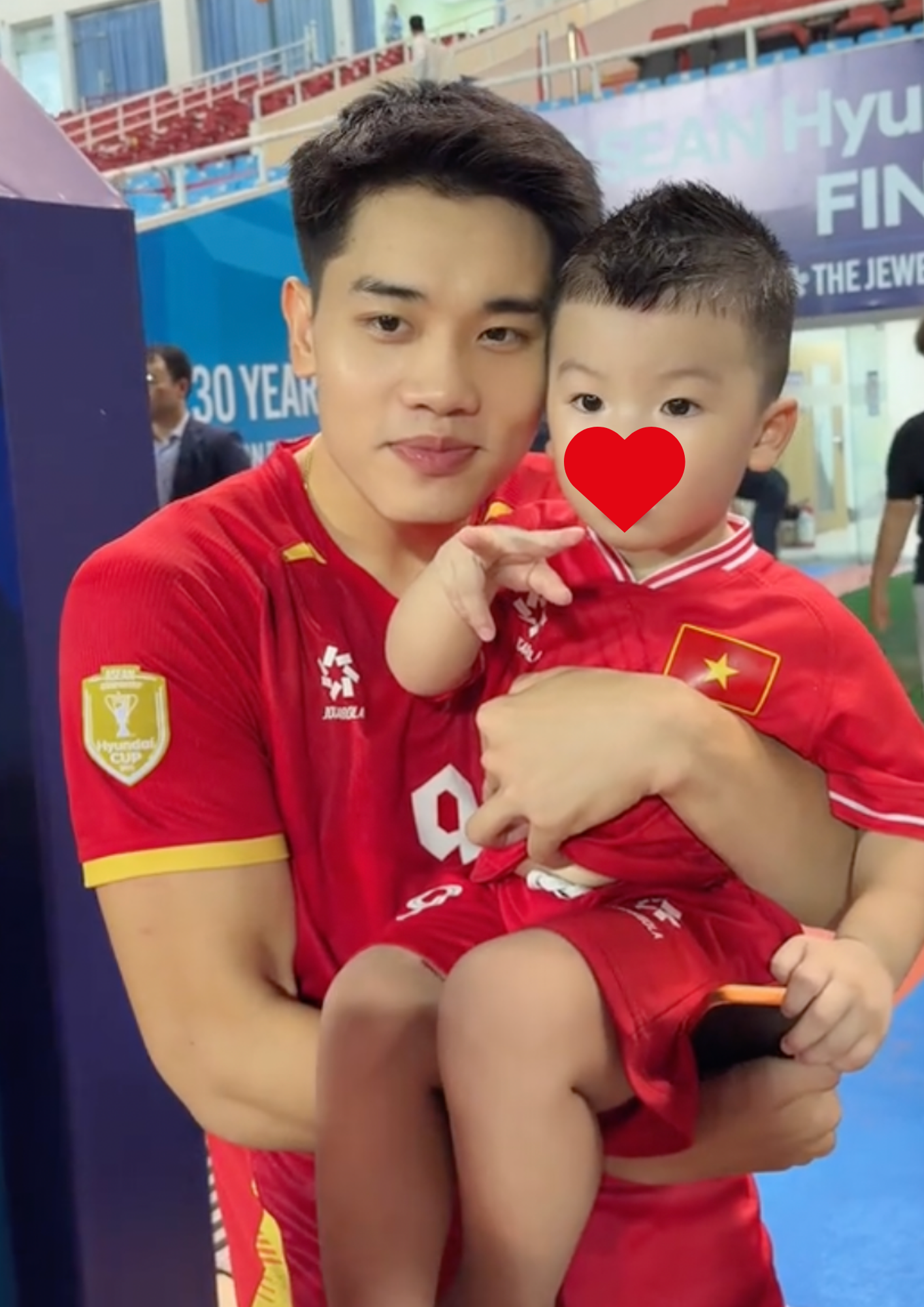 Con trai Quang Hải - Chu Thanh Huyền thành “hot kid” quyền lực nhất sân Mỹ Đình: Được Đình Bắc cưng nựng, Hòa Minzy bế trên tay cùng nhún nhảy cực yêu- Ảnh 2.