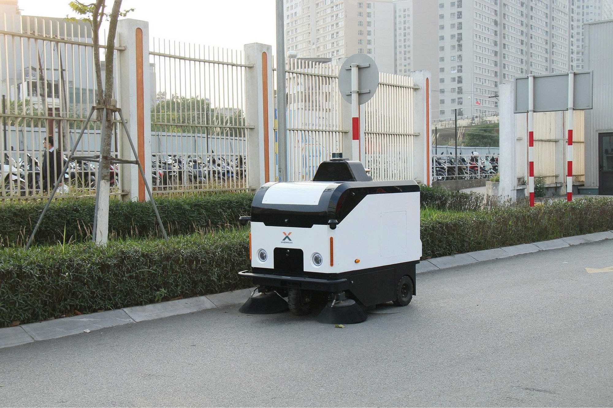 Công ty của giáo sư giàu nhất sàn chứng khoán được thử nghiệm robotaxi tự hành, robot giao hàng, dọn vệ sinh ở Hà Nội- Ảnh 1.