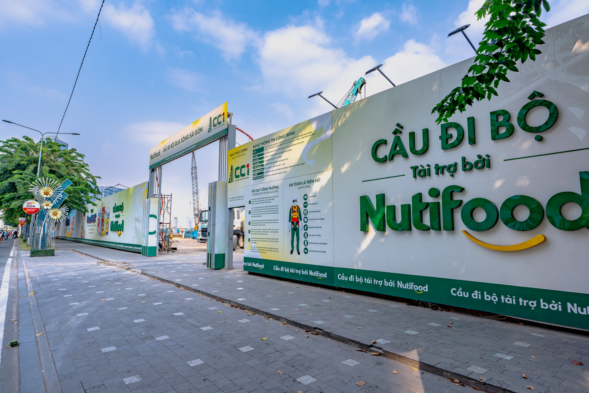 Cận cảnh cầu đi bộ “lá dừa nước” gần 1.000 tỷ qua sông Sài Gòn: Hai đầu cầu đã thành hình, sẽ sử dụng siêu sà lan mà cả nước chỉ có 2 chiếc - Ảnh 11.