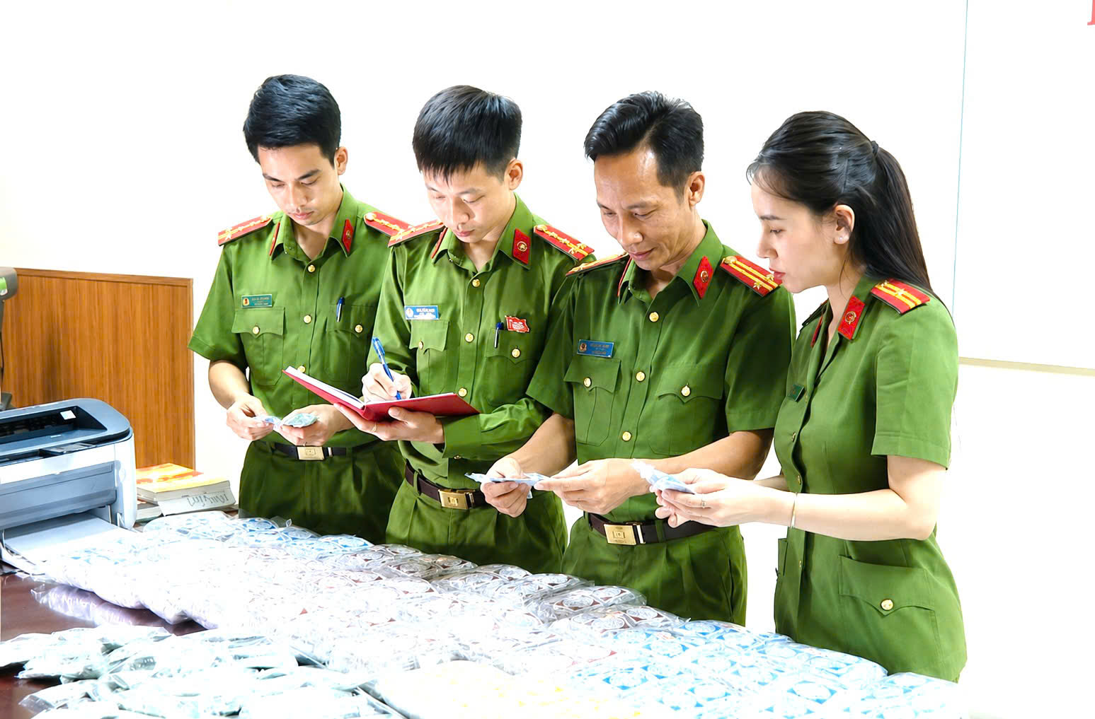 Khám xét 3 địa điểm, thu giữ hơn 100.000 sản phẩm thuốc đông y chứa chất cấm: Bắt tạm giam Huỳnh Văn Mẩn và Nguyễn Thị Kim Thoa- Ảnh 2. Khám xét 3 địa điểm, thu giữ hơn 100.000 sản phẩm thuốc đông y chứa chất cấm: Bắt tạm giam Huỳnh Văn Mẩn và Nguyễn Thị Kim Thoa- Ảnh 2.