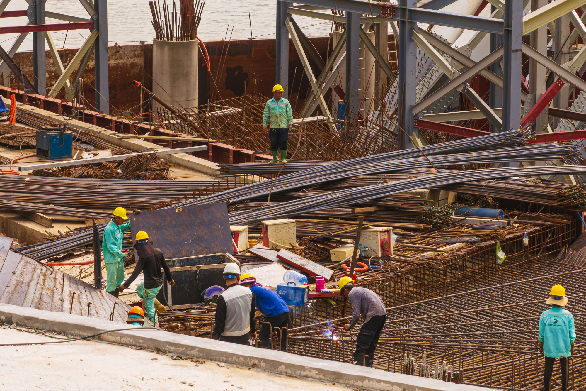 Cận cảnh cầu đi bộ “lá dừa nước” gần 1.000 tỷ qua sông Sài Gòn: Hai đầu cầu đã thành hình, sẽ sử dụng siêu sà lan mà cả nước chỉ có 2 chiếc - Ảnh 4.
