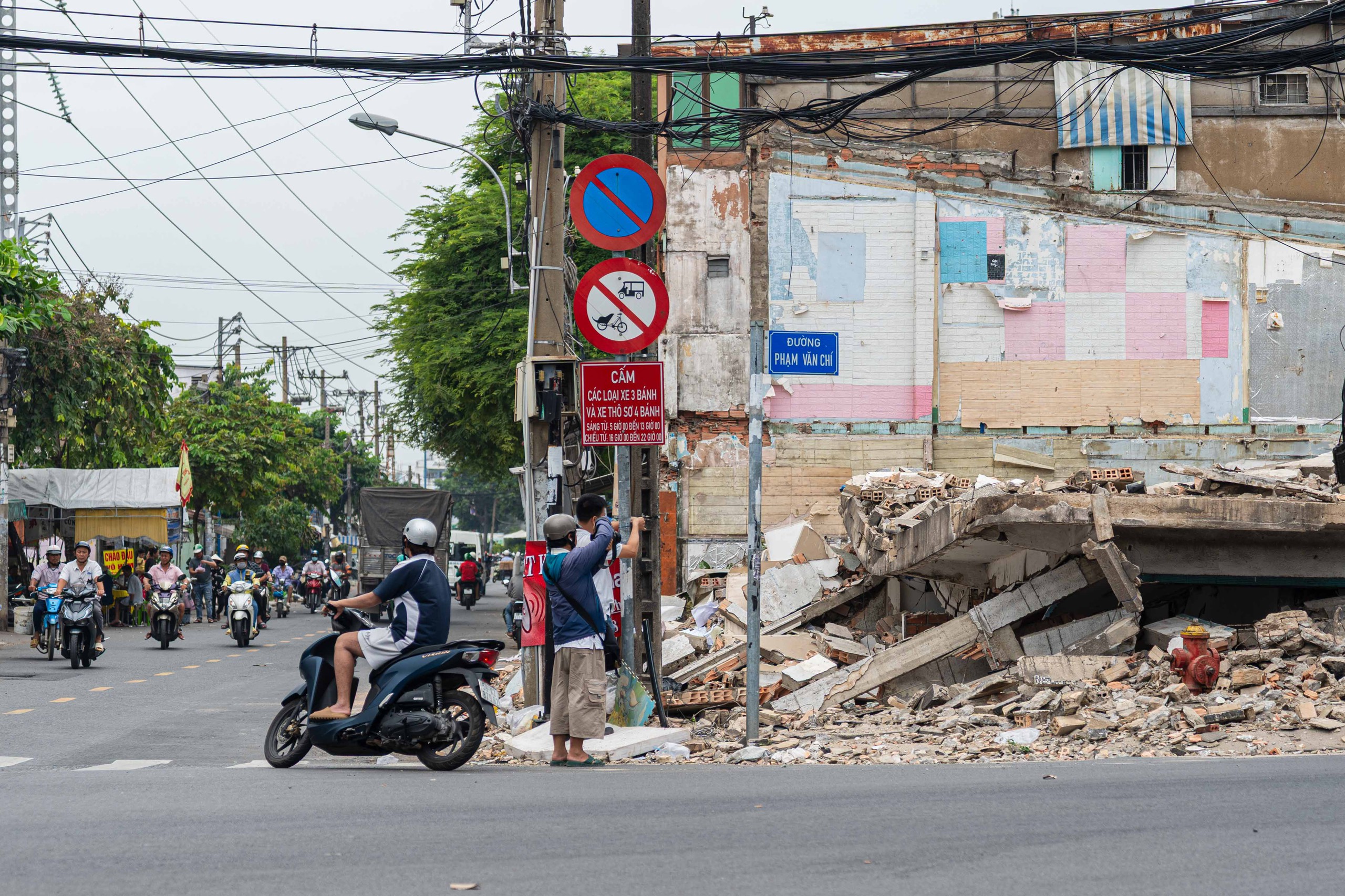 Cận cảnh đại công trường cầu đường Bình Tiên 6.300 tỷ: Máy móc rầm rộ san lấp mặt bằng, BĐS khu Nam chờ trục kết nối mới - Ảnh 4.