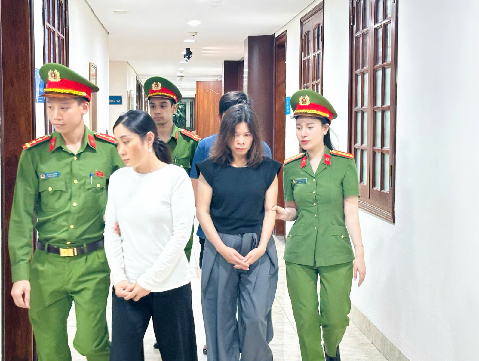Khám xét 3 địa điểm, thu giữ hơn 100.000 sản phẩm thuốc đông y chứa chất cấm: Bắt tạm giam Huỳnh Văn Mẩn và Nguyễn Thị Kim Thoa- Ảnh 3. Khám xét 3 địa điểm, thu giữ hơn 100.000 sản phẩm thuốc đông y chứa chất cấm: Bắt tạm giam Huỳnh Văn Mẩn và Nguyễn Thị Kim Thoa- Ảnh 3.