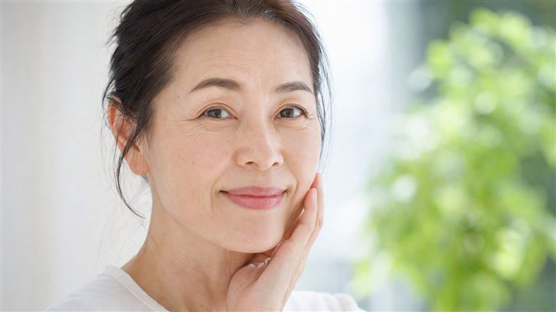 Cùng tuổi nhưng trông như hai thế hệ: Nghiên cứu Harvard chỉ ra 5 thói quen giúp phụ nữ sống khỏe thêm gần 10 năm - Ảnh 3.