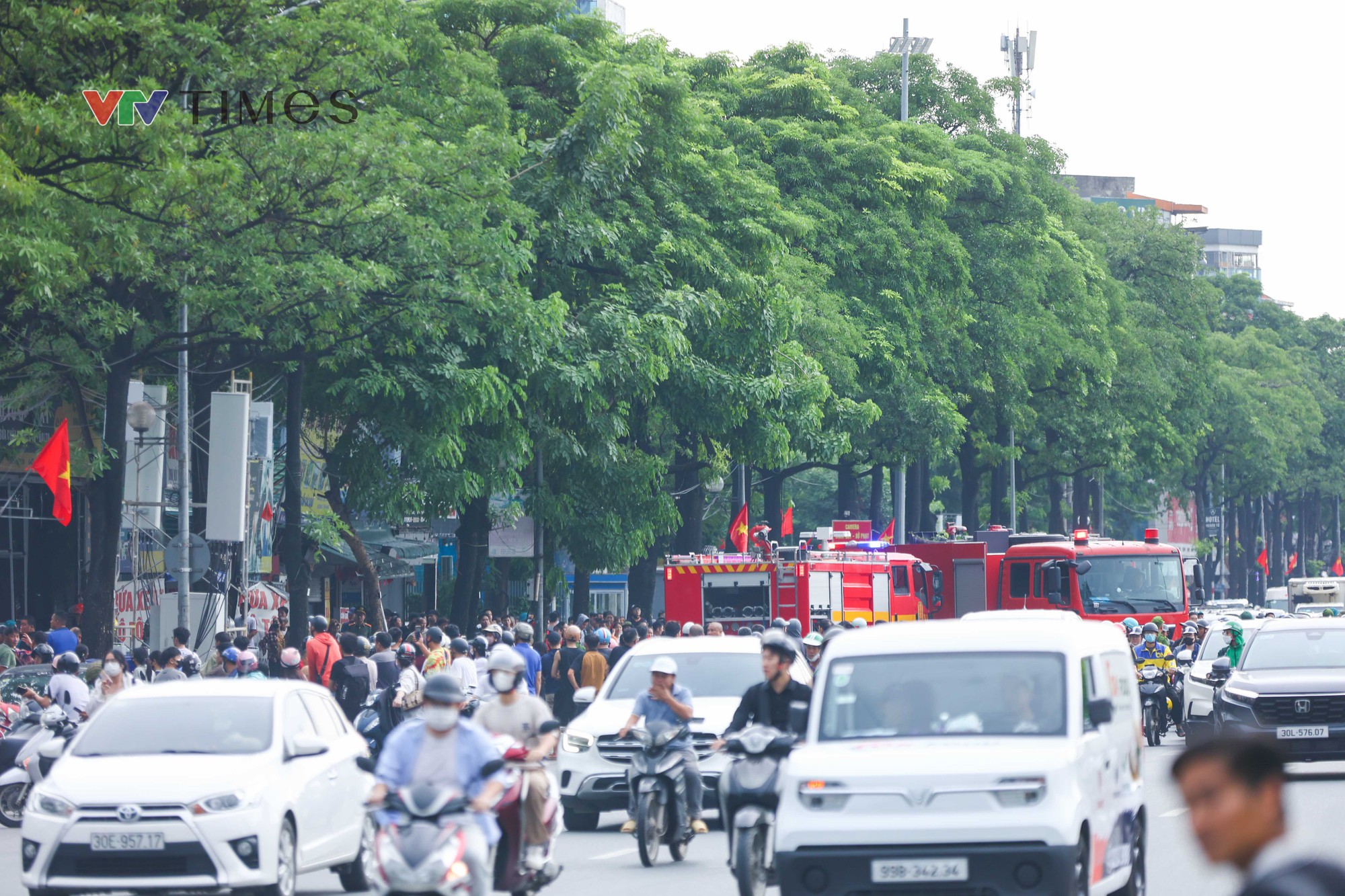 iện trường vụ cháy gara sửa chữa ô tô trên đường Lê Quang Đạo - Ảnh 5.