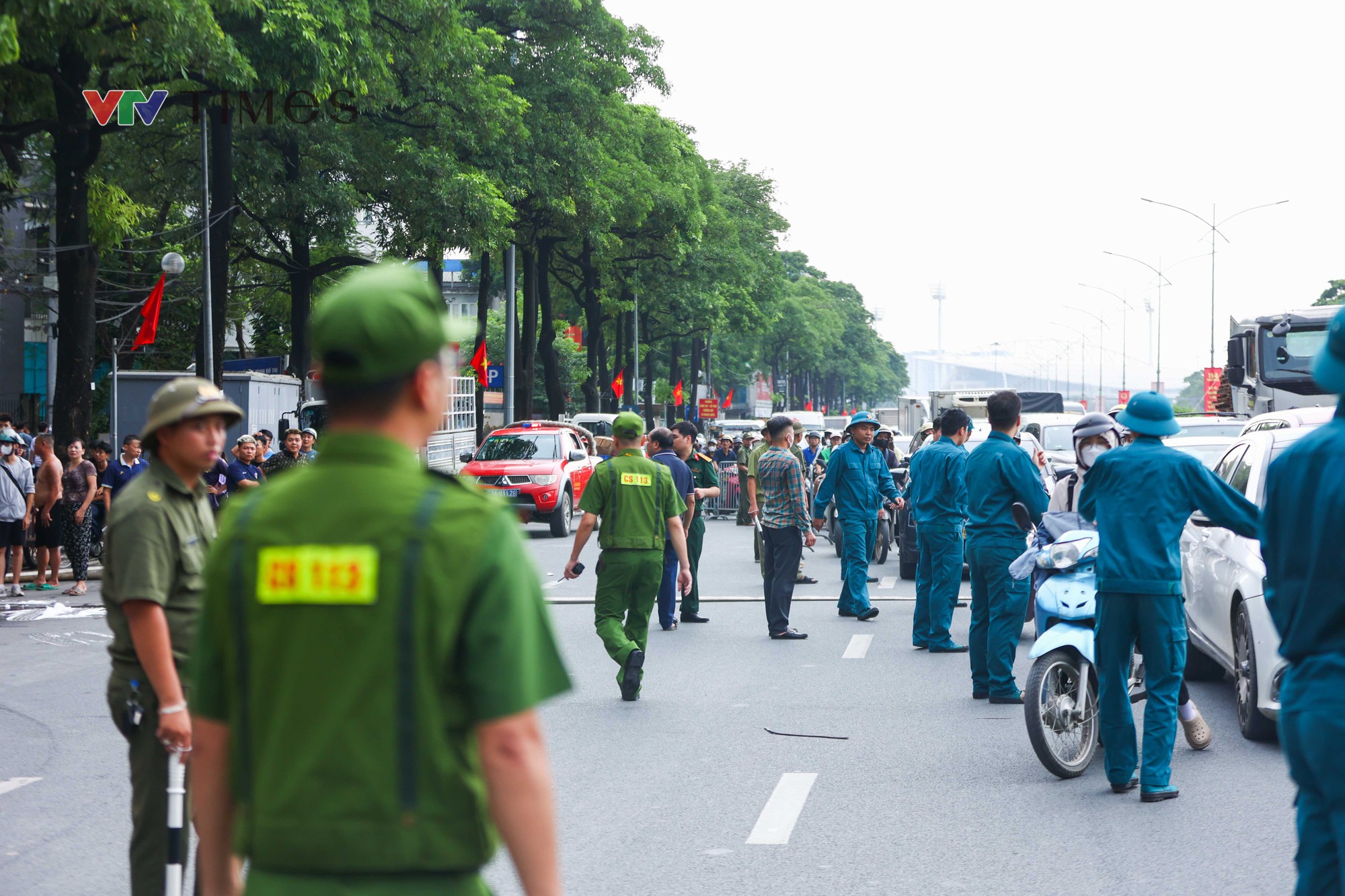 iện trường vụ cháy gara sửa chữa ô tô trên đường Lê Quang Đạo - Ảnh 7.