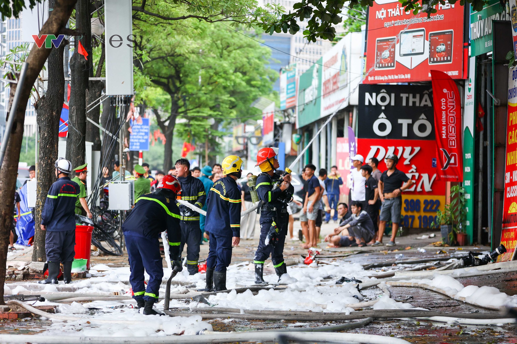 iện trường vụ cháy gara sửa chữa ô tô trên đường Lê Quang Đạo - Ảnh 1.