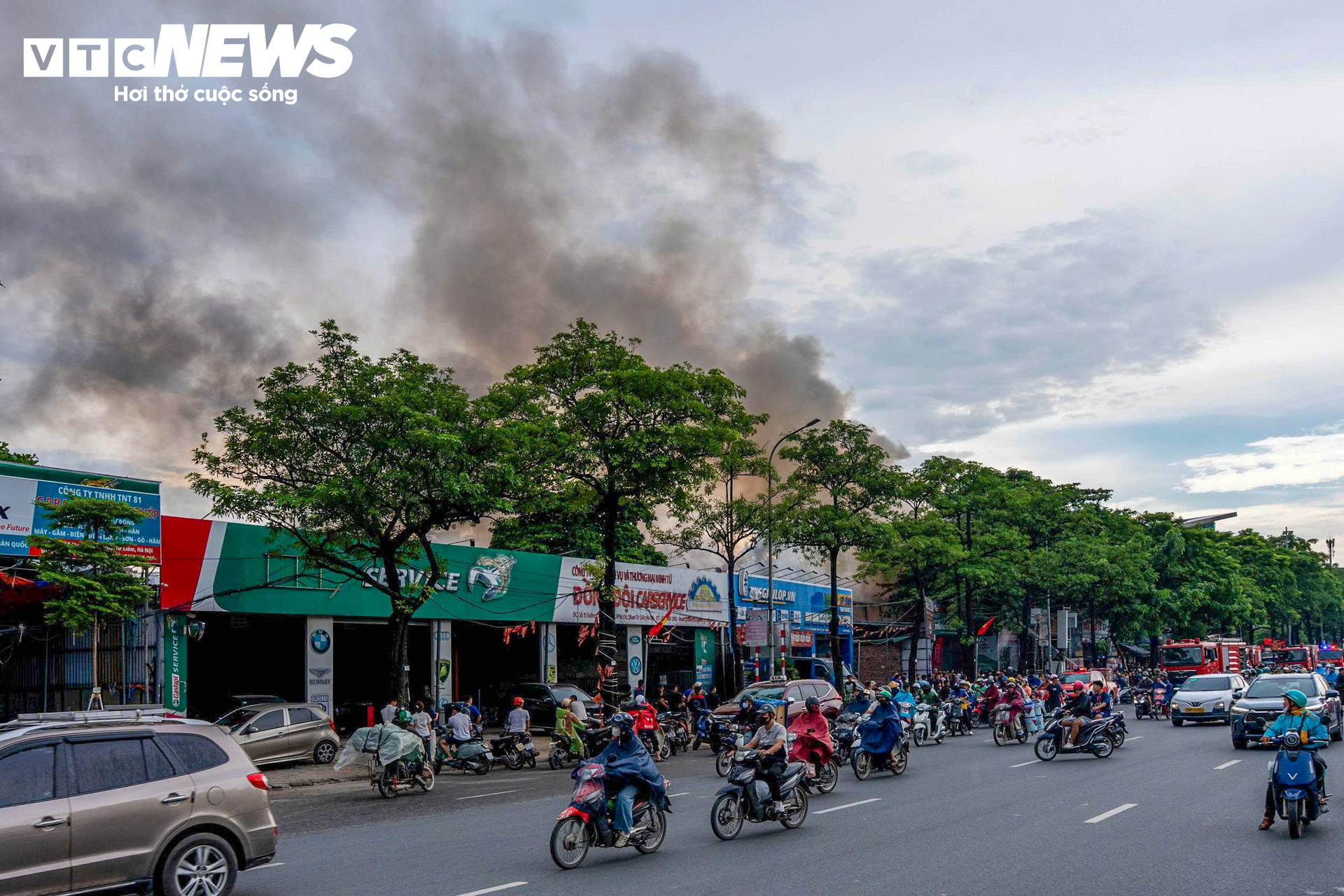 Hiện trường cháy xưởng sửa chữa ô tô, cuồn cuộn khói đen trùm khu vực- Ảnh 2.