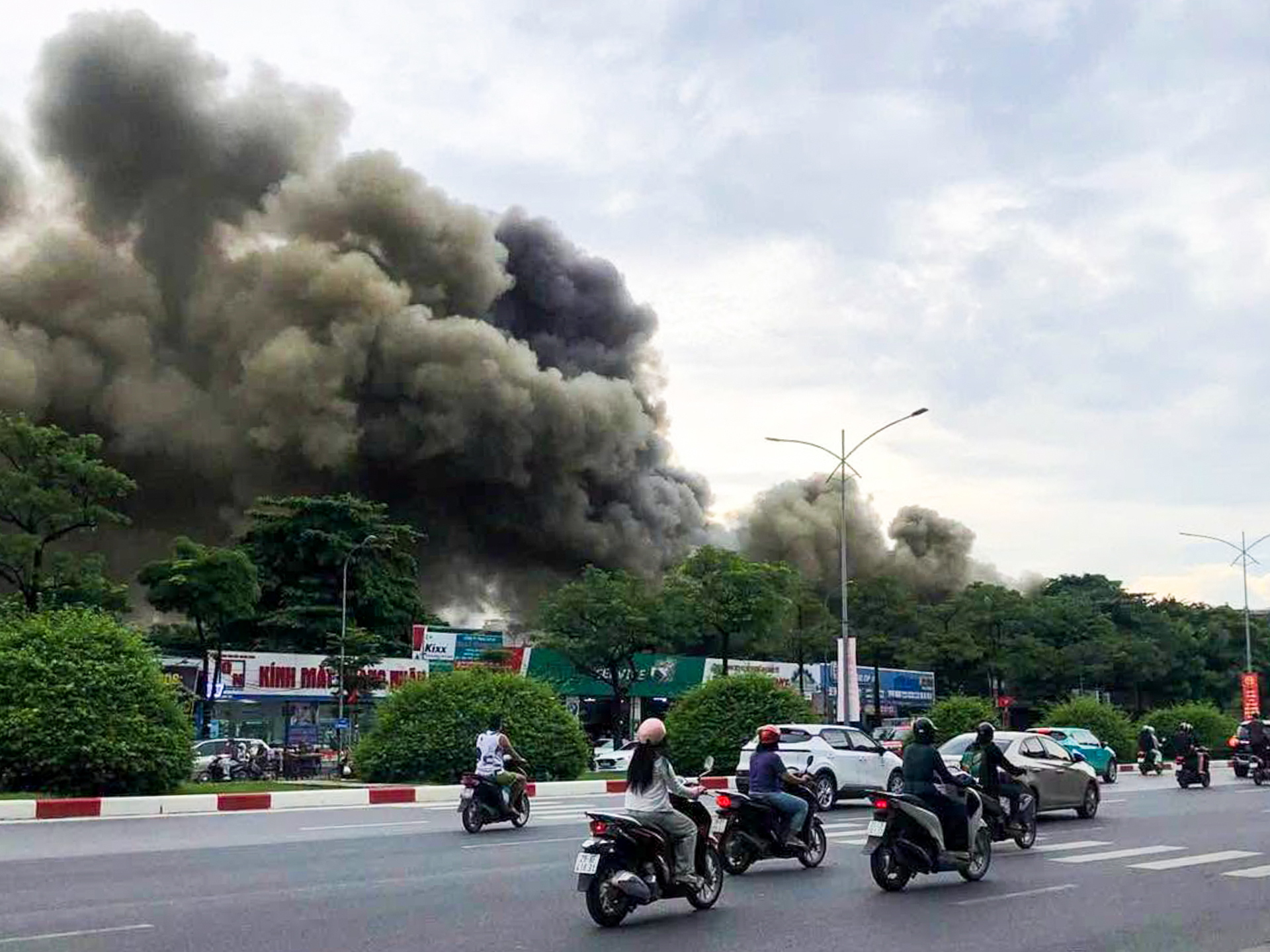 Hiện trường cháy xưởng sửa chữa ô tô, cuồn cuộn khói đen trùm khu vực- Ảnh 4.