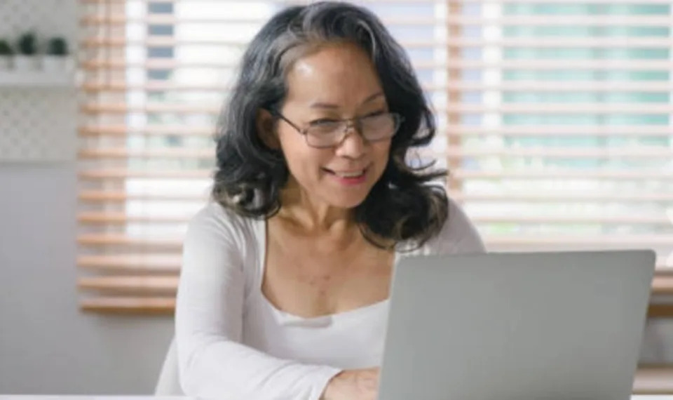 Cùng tuổi nhưng trông như hai thế hệ: Nghiên cứu Harvard chỉ ra 5 thói quen giúp phụ nữ sống khỏe thêm gần 10 năm - Ảnh 1.