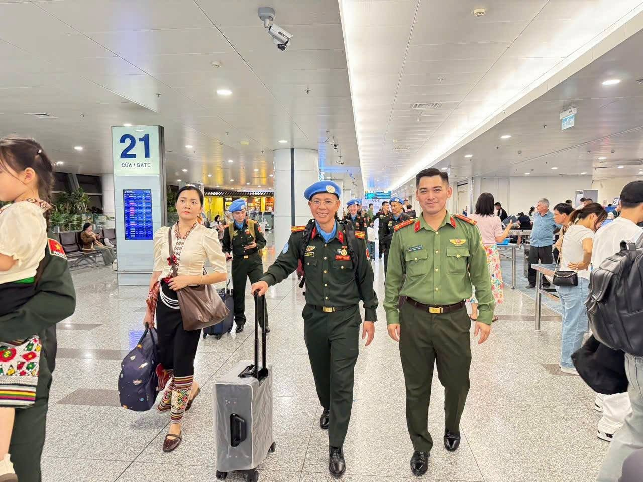 Nhiều ngày trước, sân bay Nội Bài ghi nhận 1 máy bay mang theo sứ mệnh cao cả cất cánh - Ảnh 3. Nhiều ngày trước, sân bay Nội Bài ghi nhận 1 máy bay mang theo sứ mệnh cao cả cất cánh - Ảnh 3.