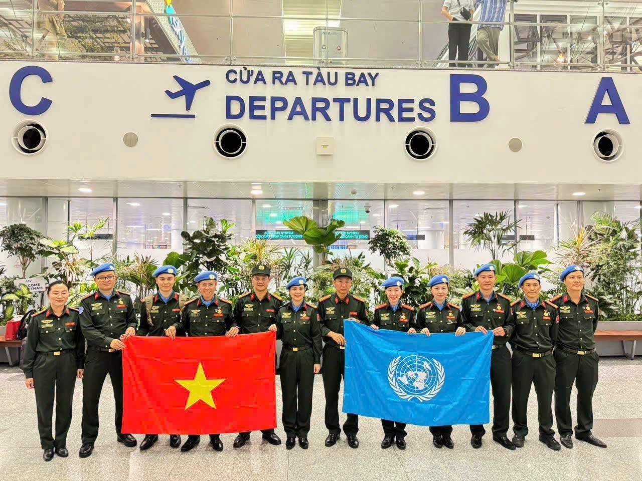 Nhiều ngày trước, sân bay Nội Bài ghi nhận 1 máy bay mang theo sứ mệnh cao cả cất cánh - Ảnh 4. Nhiều ngày trước, sân bay Nội Bài ghi nhận 1 máy bay mang theo sứ mệnh cao cả cất cánh - Ảnh 4.