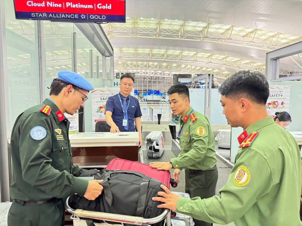 Nhiều ngày trước, sân bay Nội Bài ghi nhận 1 máy bay mang theo sứ mệnh cao cả cất cánh - Ảnh 2. Nhiều ngày trước, sân bay Nội Bài ghi nhận 1 máy bay mang theo sứ mệnh cao cả cất cánh - Ảnh 2.