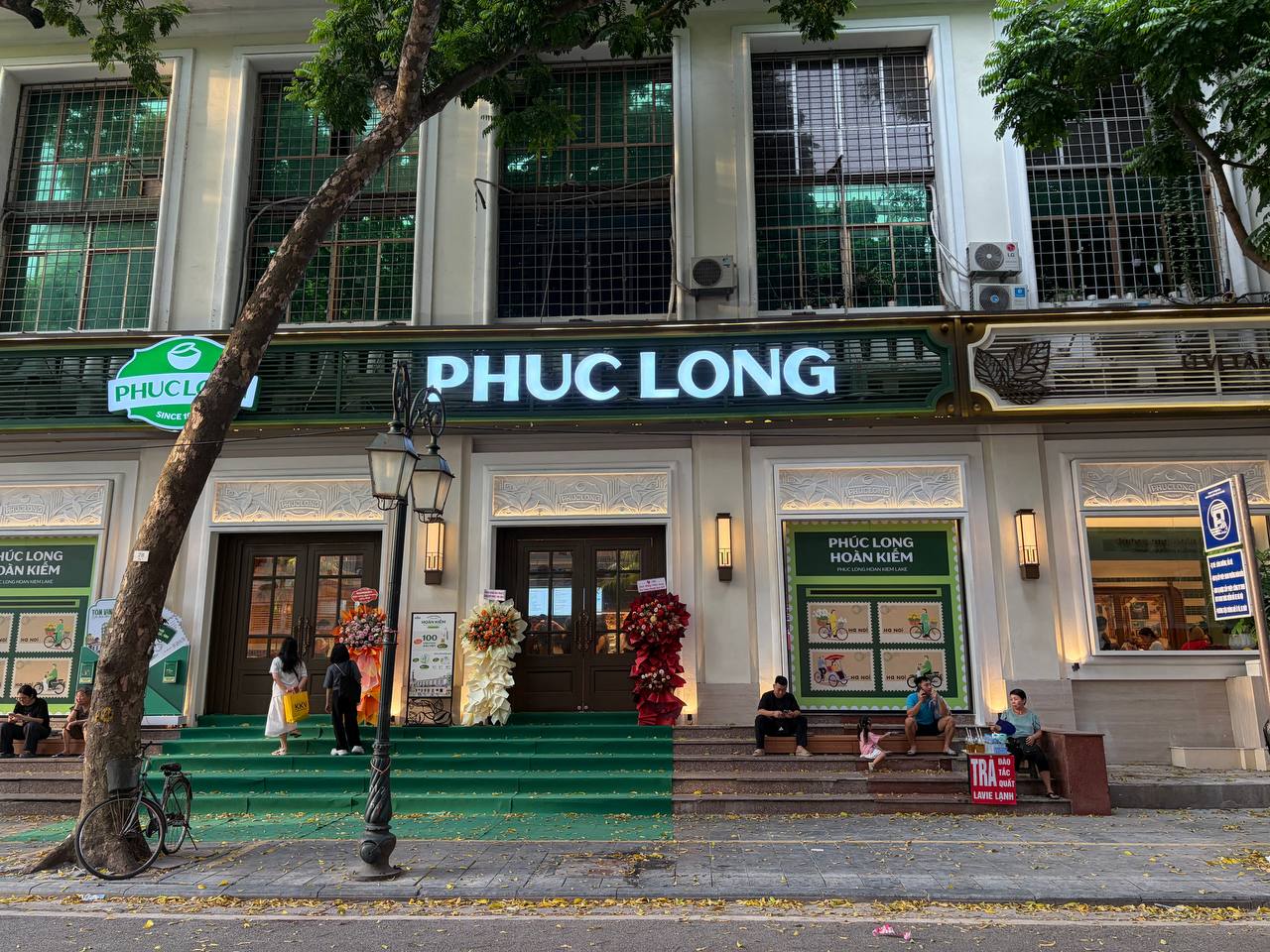 Đi một vòng Phúc Long mới bên Hồ Gươm mới hiểu vì sao người ta chấp nhận chờ 30 phút chỉ để có vị trí này! - Ảnh 1.