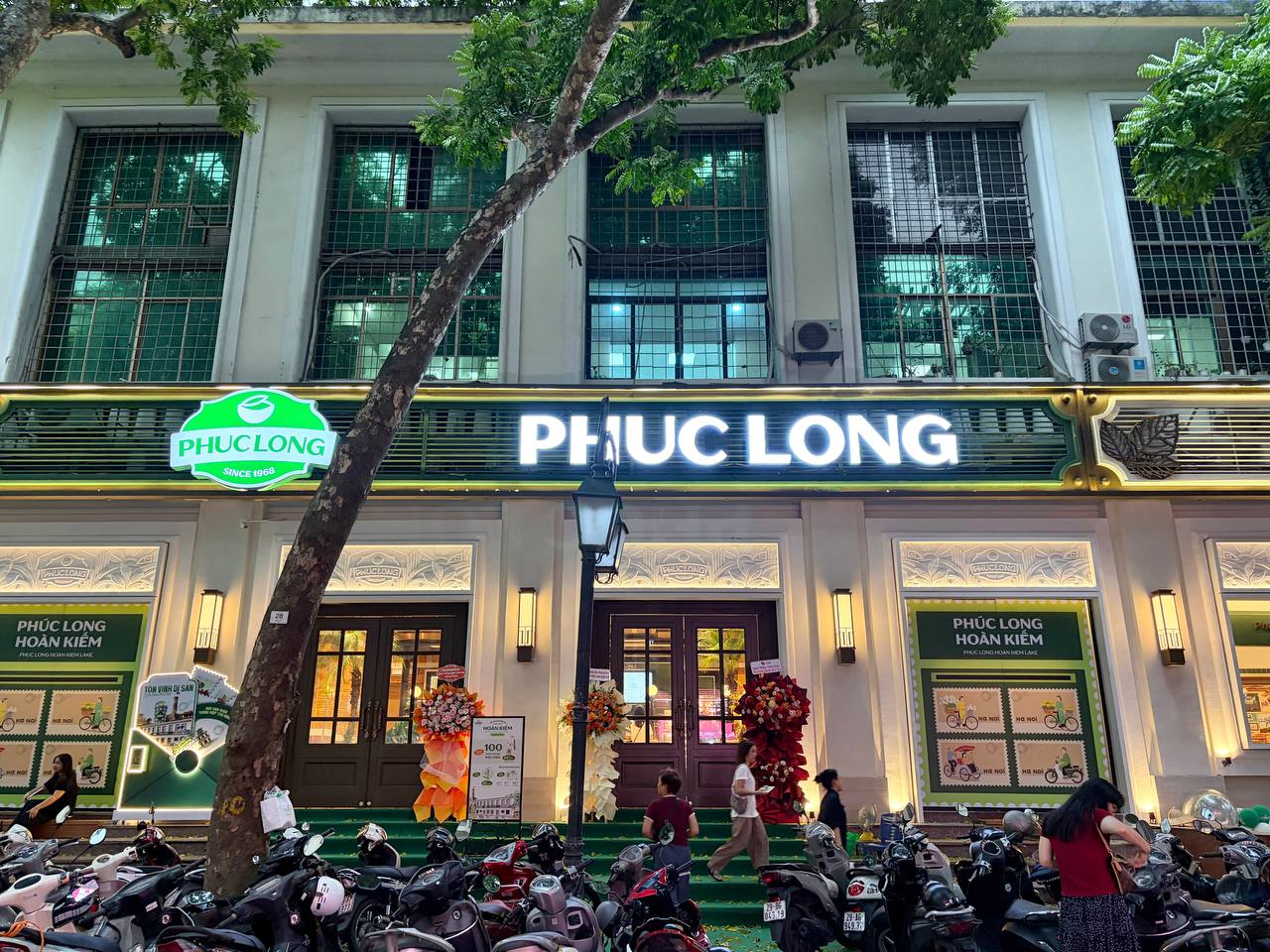 Đi một vòng Phúc Long mới bên Hồ Gươm mới hiểu vì sao người ta chấp nhận chờ 30 phút chỉ để có vị trí này! - Ảnh 3.
