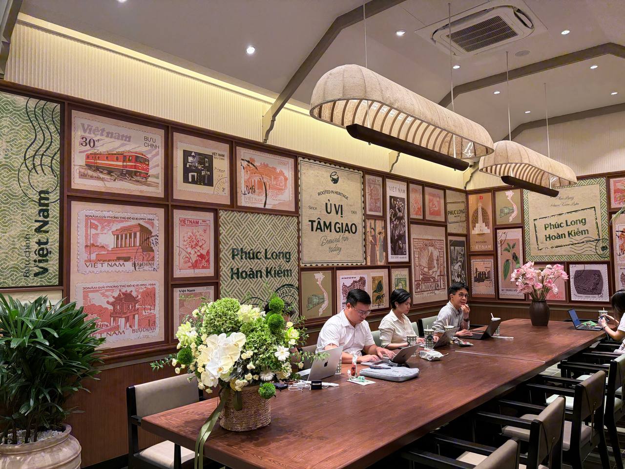Đi một vòng Phúc Long mới bên Hồ Gươm mới hiểu vì sao người ta chấp nhận chờ 30 phút chỉ để có vị trí này! - Ảnh 15.