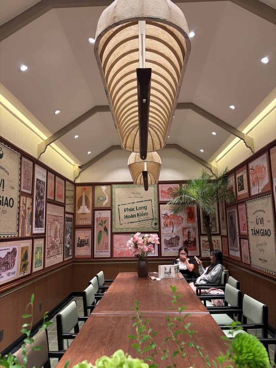 Đi một vòng Phúc Long mới bên Hồ Gươm mới hiểu vì sao người ta chấp nhận chờ 30 phút chỉ để có vị trí này! - Ảnh 16.