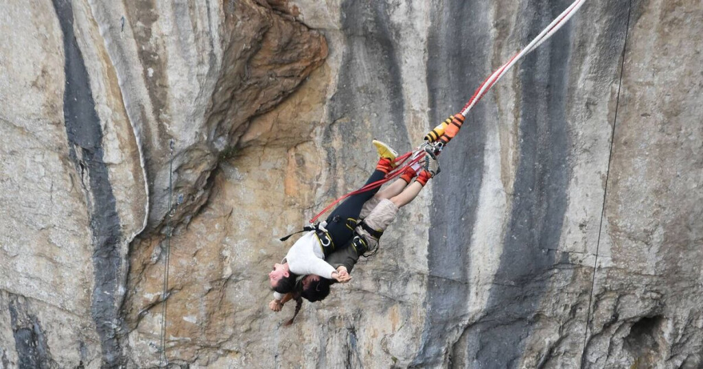 Khoá dây nhảy bungee bị đứt, cặp đôi tử vong vì rơi xuống vực sâu 100 mét trong vòng tay nhau- Ảnh 1.