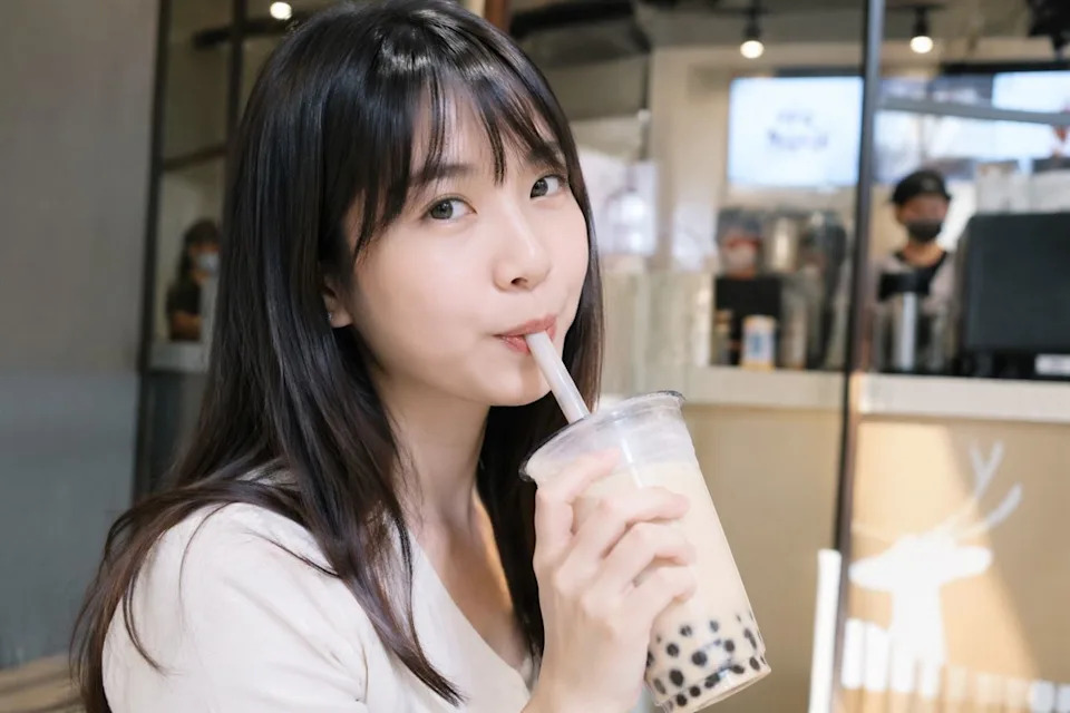 Uống trà sữa, cà phê kiểu này chẳng khác nào "bào mòn" răng: Nha sĩ cảnh báo có người sâu răng nặng, phải điều trị suốt 6 tháng - Ảnh 1.