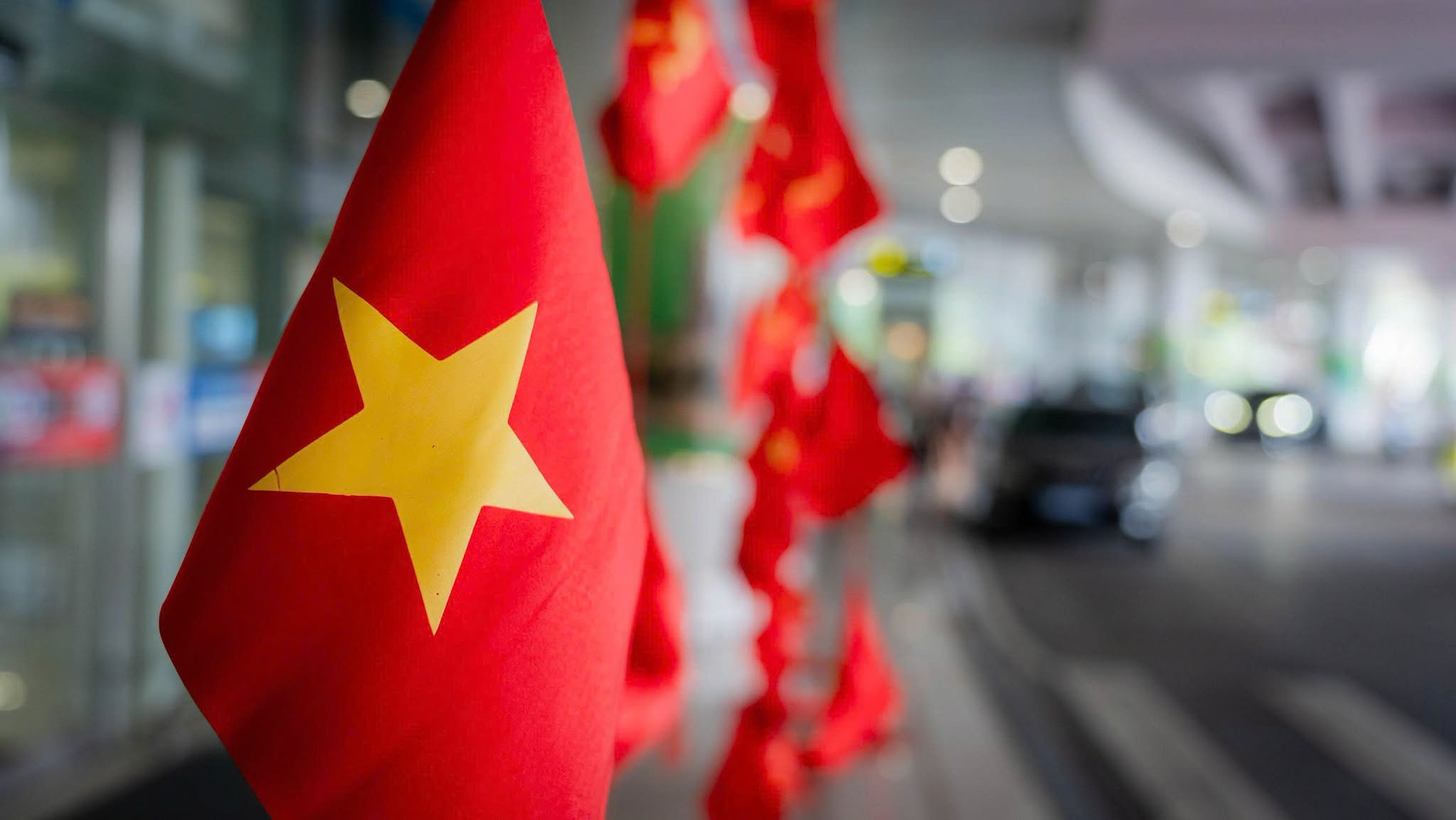 Cảnh tượng ngay lúc này tại sân bay Nội Bài - Ảnh 1.