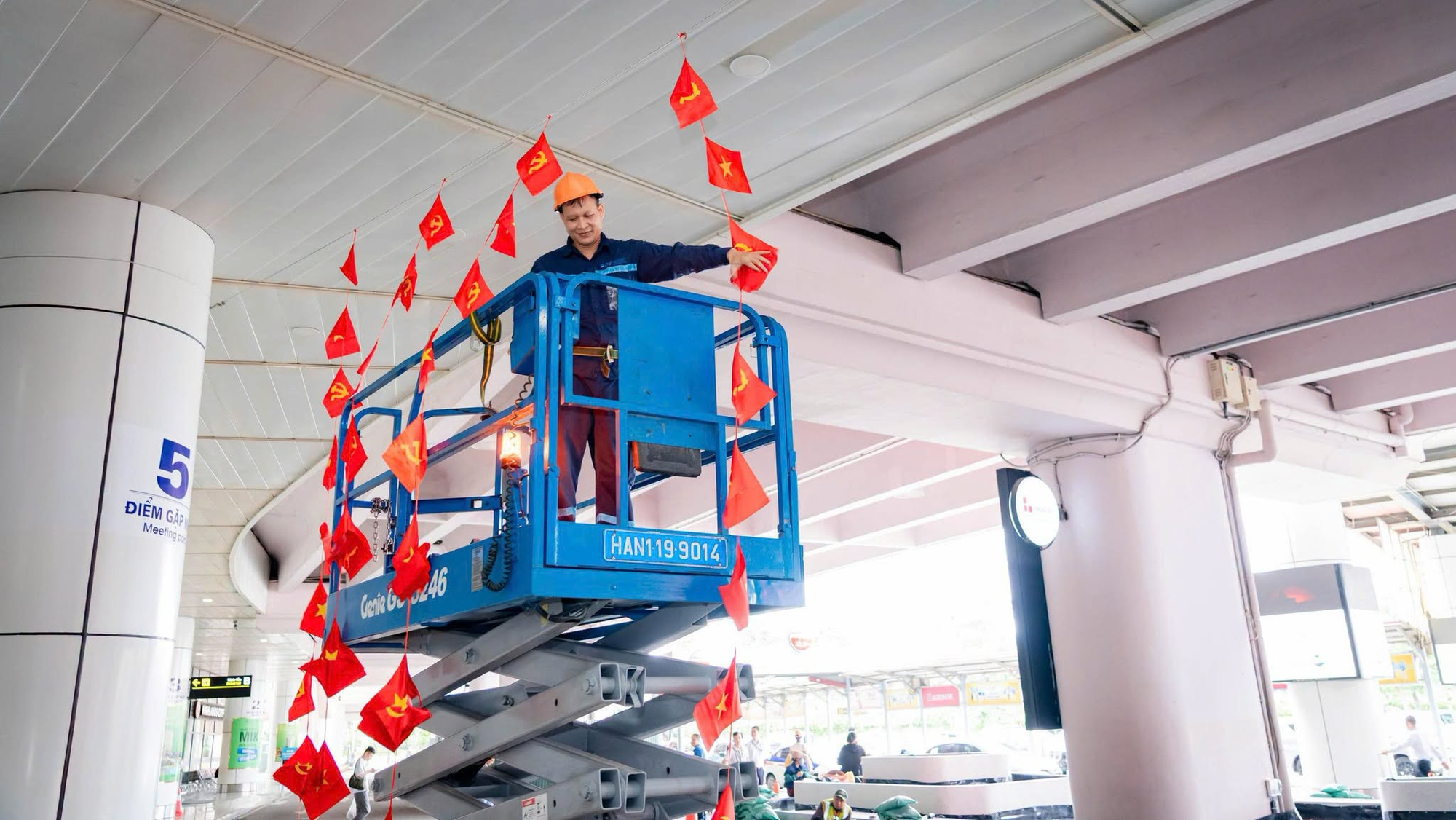 Cảnh tượng ngay lúc này tại sân bay Nội Bài - Ảnh 2.