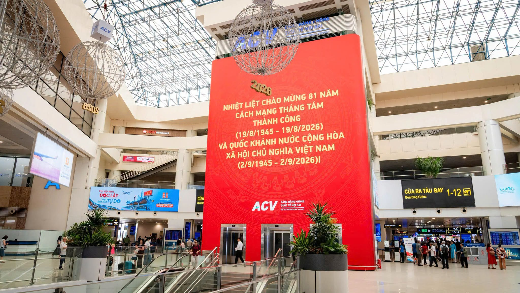 Cảnh tượng ngay lúc này tại sân bay Nội Bài - Ảnh 3.