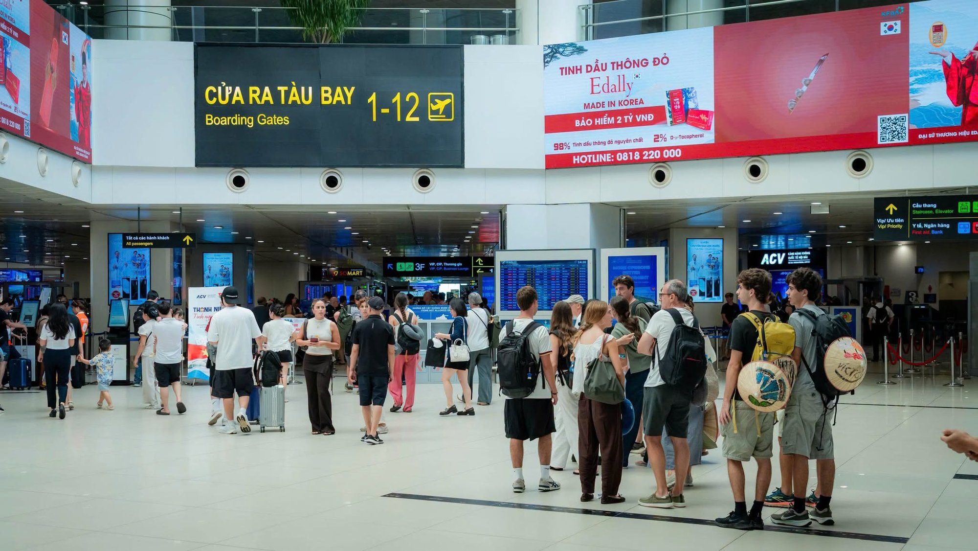 Cảnh tượng ngay lúc này tại sân bay Nội Bài - Ảnh 6.