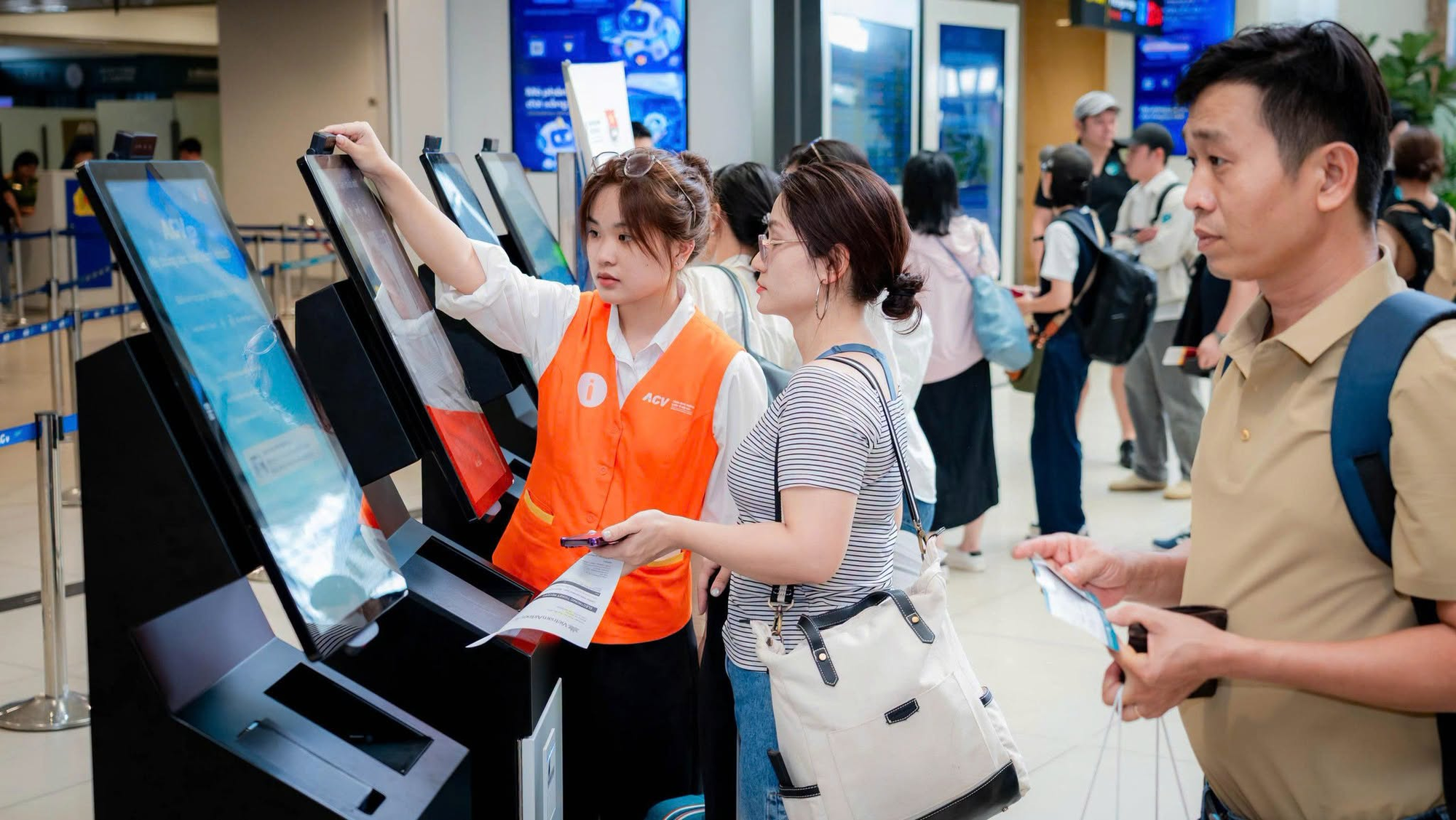 Cảnh tượng ngay lúc này tại sân bay Nội Bài - Ảnh 7.