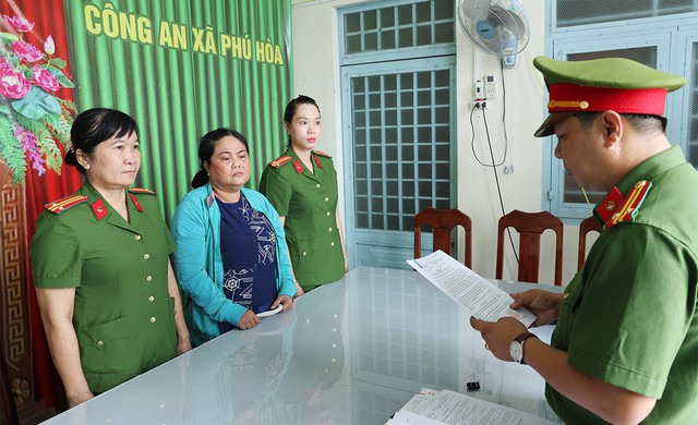 Thi hành lệnh bắt tạm giam Phạm Thị Linh Trang SN 1971- Ảnh 1.