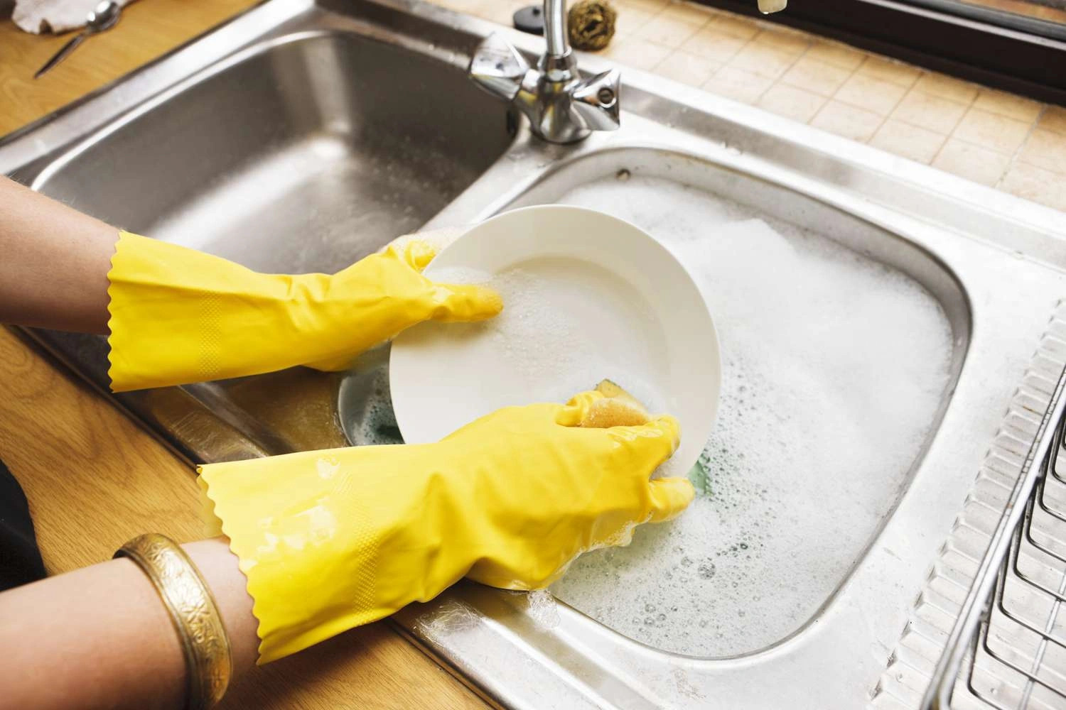 Miếng rửa bát giải phóng tới 6,5 triệu hạt vi nhựa: 5 vật dụng quen thuộc cũng có thể là nguồn phơi nhiễm - Ảnh 3.