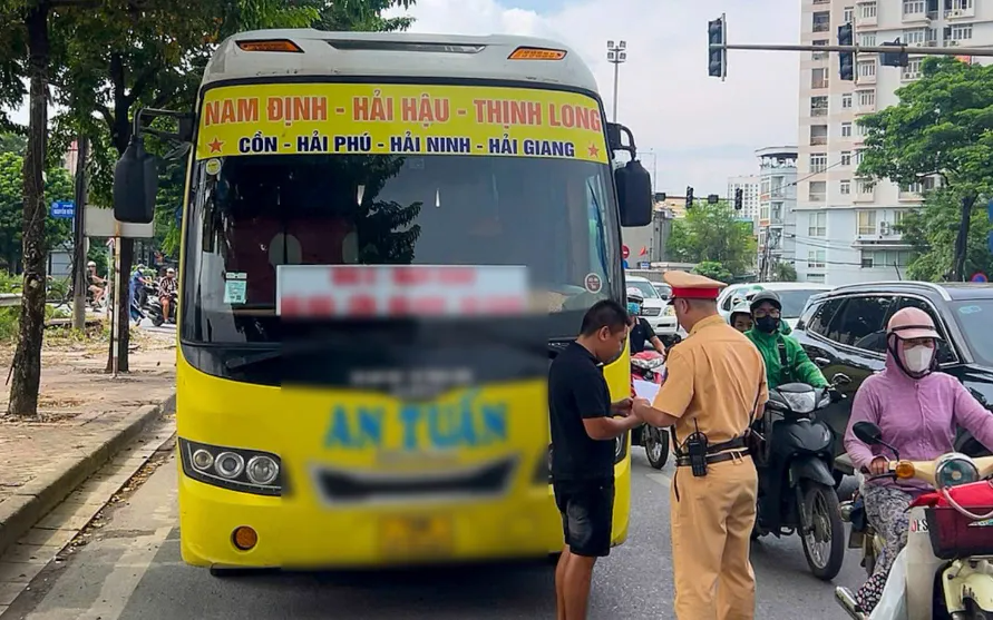 Camera AI ở Hà Nội phát hiện hơn 2.000 trường hợp vi phạm giao thông trong 1 tháng - Ảnh 1.