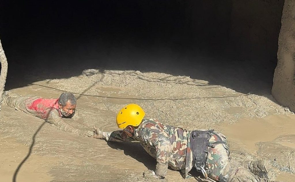898 công nhân vẫn mất tích sau lũ quét ở Nepal- Ảnh 2.