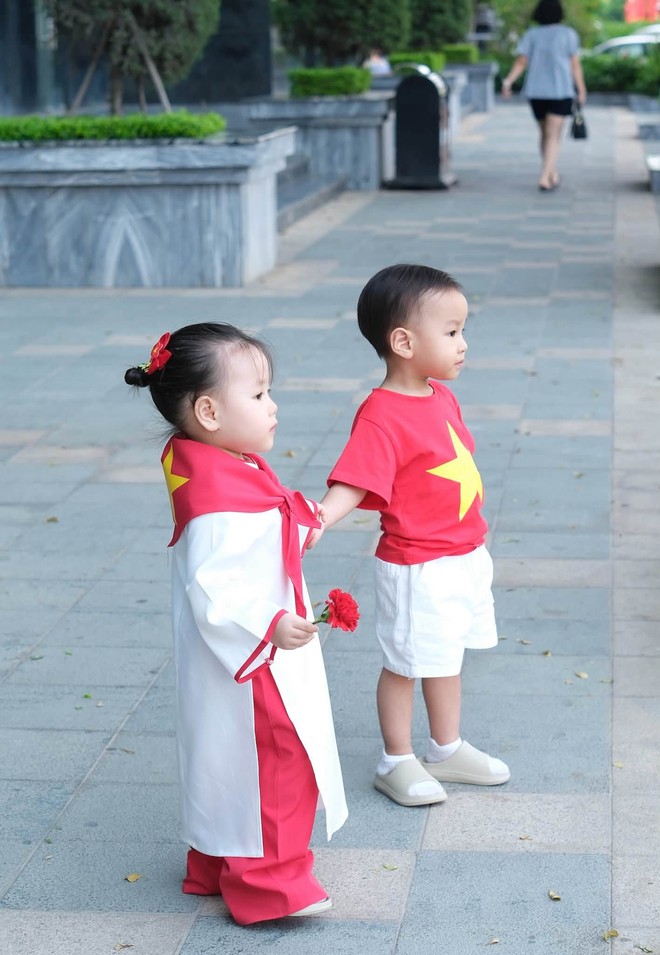 Phương Oanh khoe ảnh cặp sinh đôi mừng Tết Độc Lập, nhìn biểu cảm của cô con gái mà ai cũng phì cười- Ảnh 1.