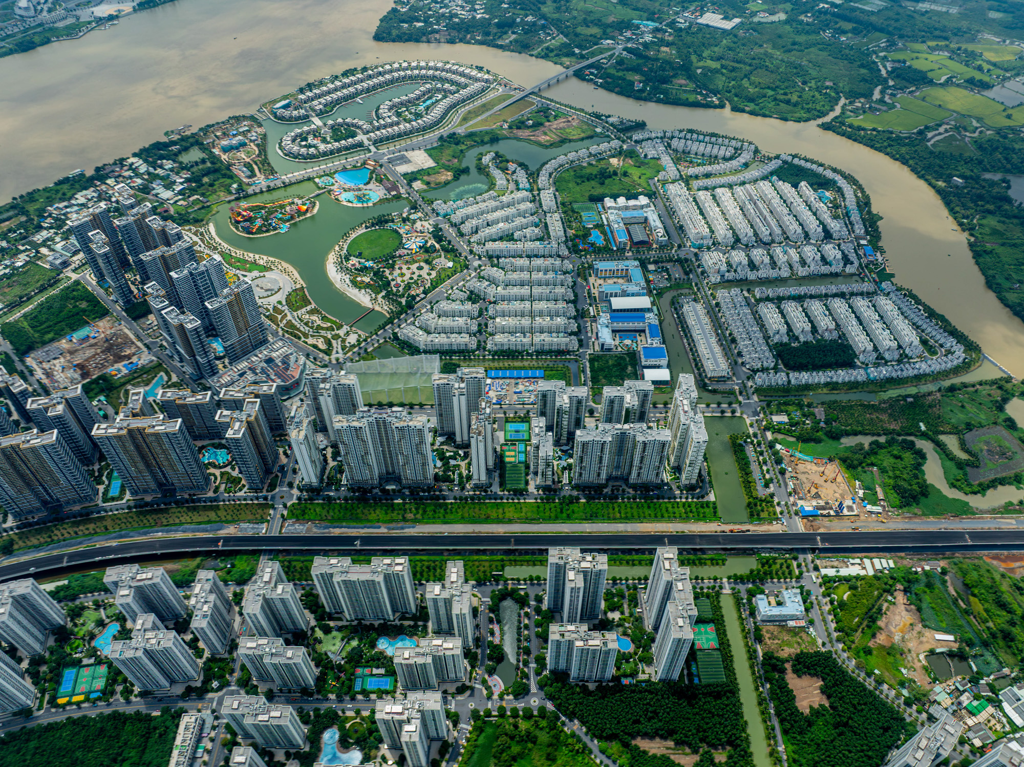 Ngắm đoạn đường trên cao dài gần 15 km, có tường chống ồn rộng hơn 2 sân bóng đá, xuyên đại đô thị được tìm kiếm nhiều nhất TP.HCM, sẽ thông xe sau một tháng nữa- Ảnh 10.
