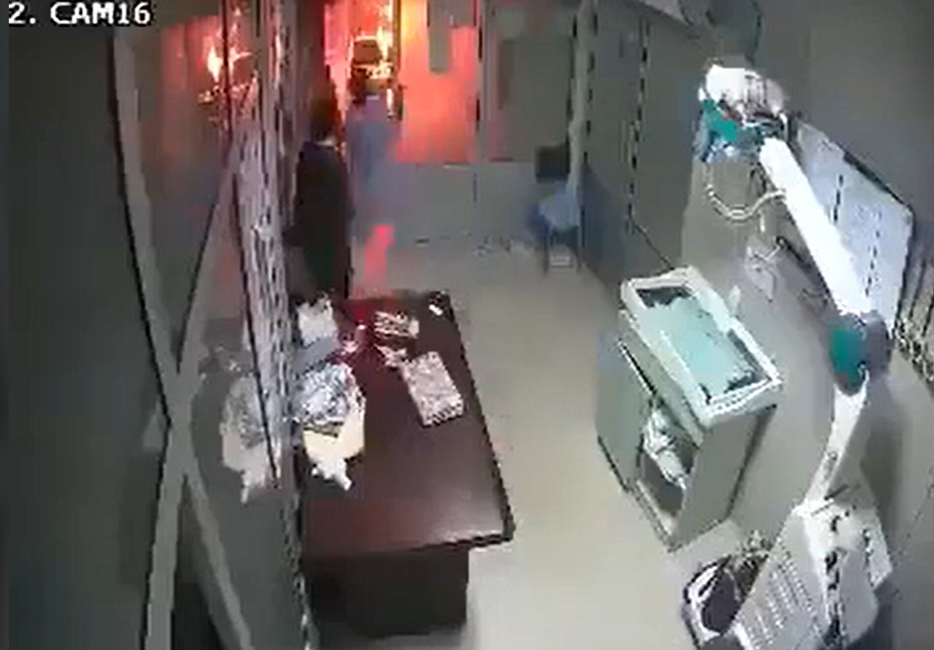 Nữ y tá lao vào biển lửa cứu một bé sơ sinh, đau lòng khi 14 em nhỏ khác không qua khỏi trong vụ cháy lớn tại bệnh viện ở Pakistan- Ảnh 1. Nữ y tá lao vào biển lửa cứu một bé sơ sinh, đau lòng khi 14 em nhỏ khác không qua khỏi trong vụ cháy lớn tại bệnh viện ở Pakistan- Ảnh 1.