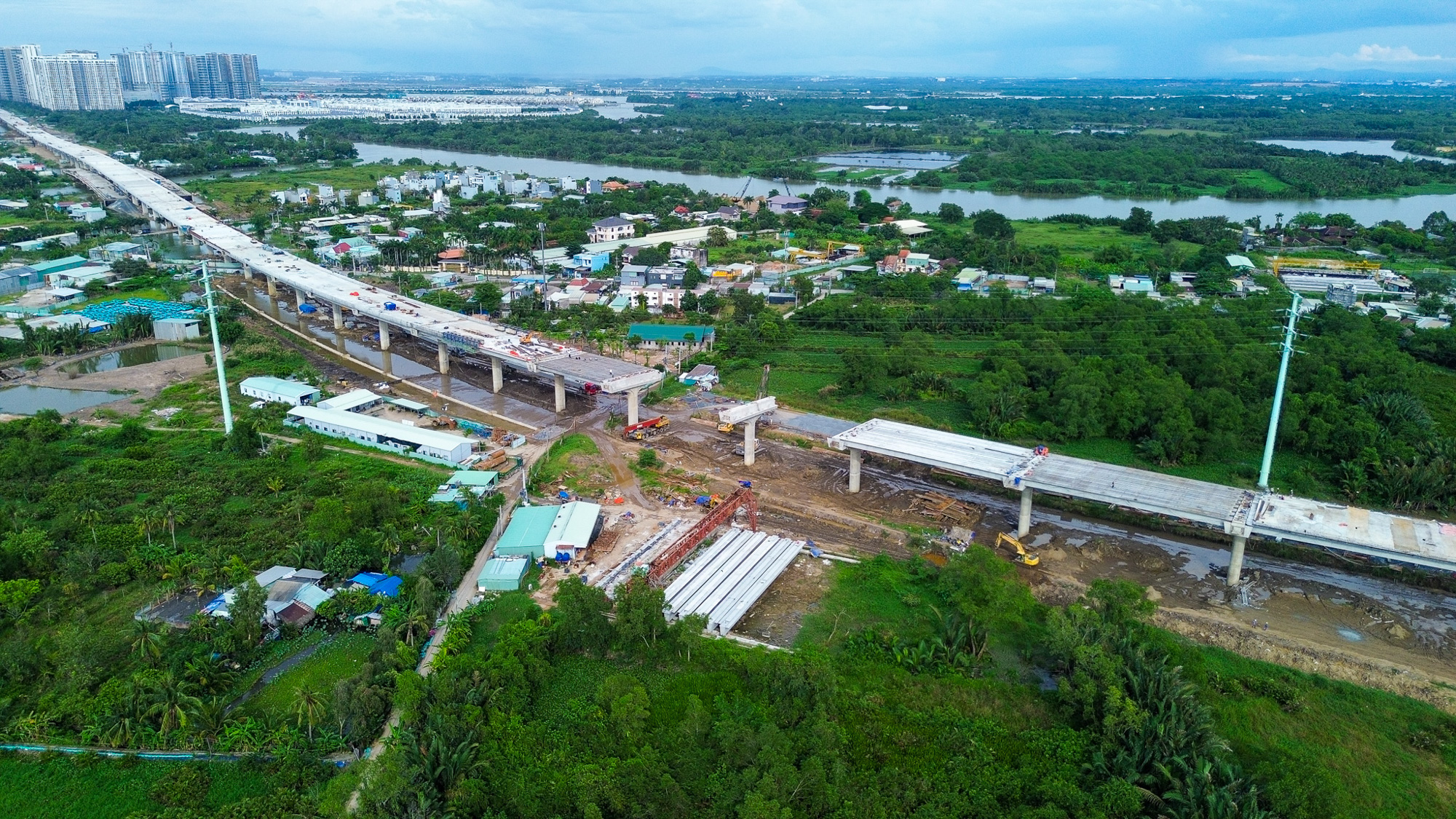 Ngắm đoạn đường trên cao dài gần 15 km, có tường chống ồn rộng hơn 2 sân bóng đá, xuyên đại đô thị được tìm kiếm nhiều nhất TP.HCM, sẽ thông xe sau một tháng nữa- Ảnh 1.