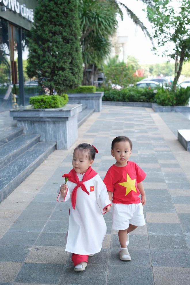 Phương Oanh khoe ảnh cặp sinh đôi mừng Tết Độc Lập, nhìn biểu cảm của cô con gái mà ai cũng phì cười- Ảnh 2.