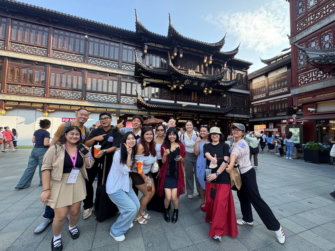 Cửa khẩu Lào Cai đông gấp ba ngày thường, tour đường bộ sang Trung Quốc đang hút khách nhất kỳ nghỉ này- Ảnh 6.