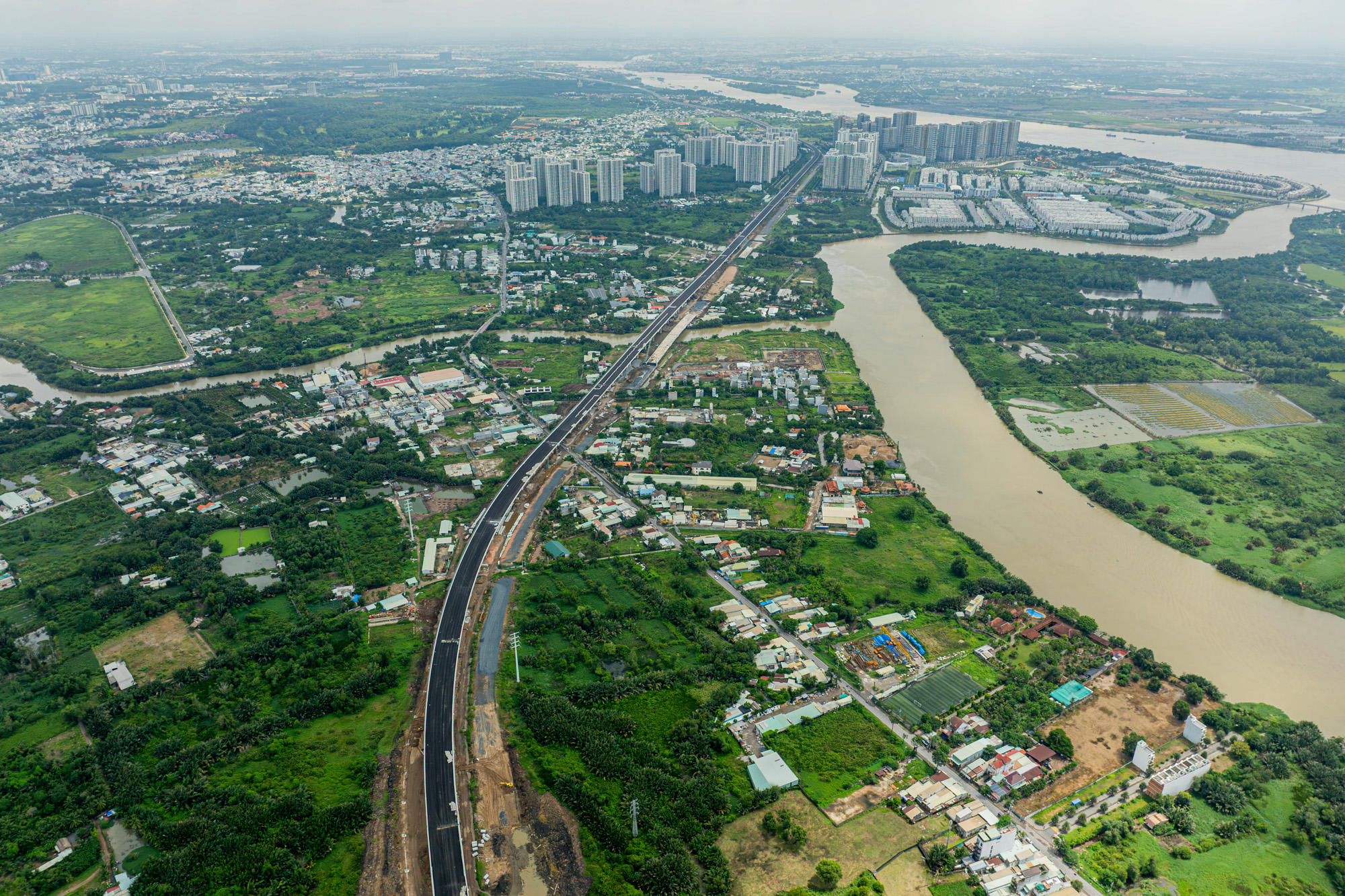 Ngắm đoạn đường trên cao dài gần 15 km, có tường chống ồn rộng hơn 2 sân bóng đá, xuyên đại đô thị được tìm kiếm nhiều nhất TP.HCM, sẽ thông xe sau một tháng nữa- Ảnh 2.