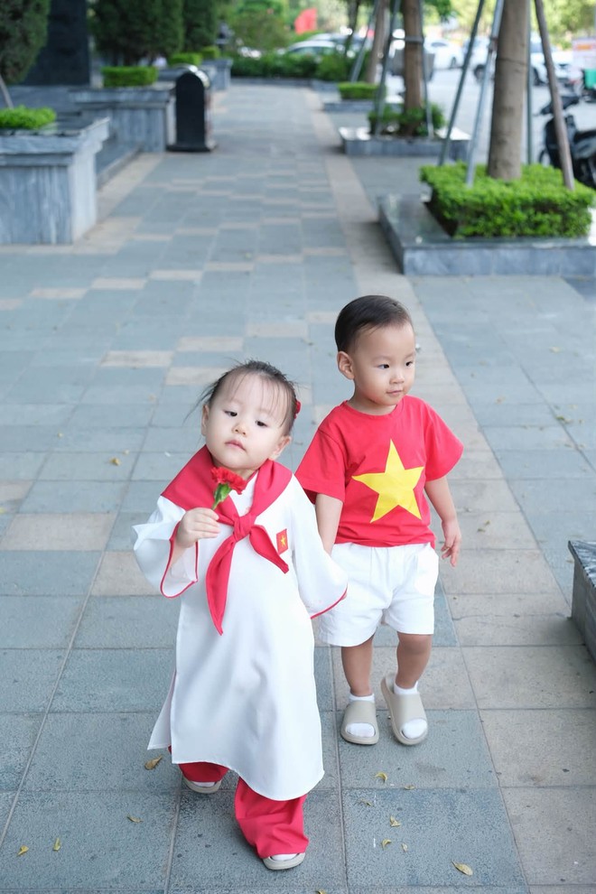 Phương Oanh khoe ảnh cặp sinh đôi mừng Tết Độc Lập, nhìn biểu cảm của cô con gái mà ai cũng phì cười- Ảnh 3.