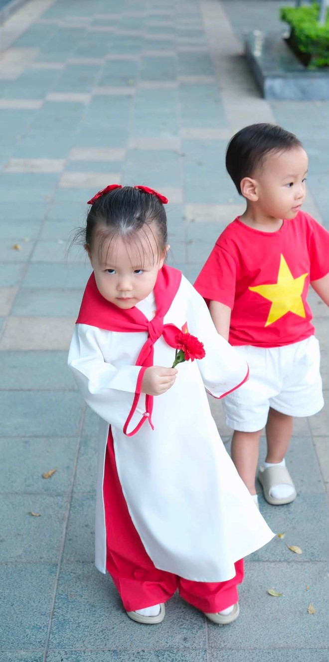 Phương Oanh khoe ảnh cặp sinh đôi mừng Tết Độc Lập, nhìn biểu cảm của cô con gái mà ai cũng phì cười- Ảnh 4.