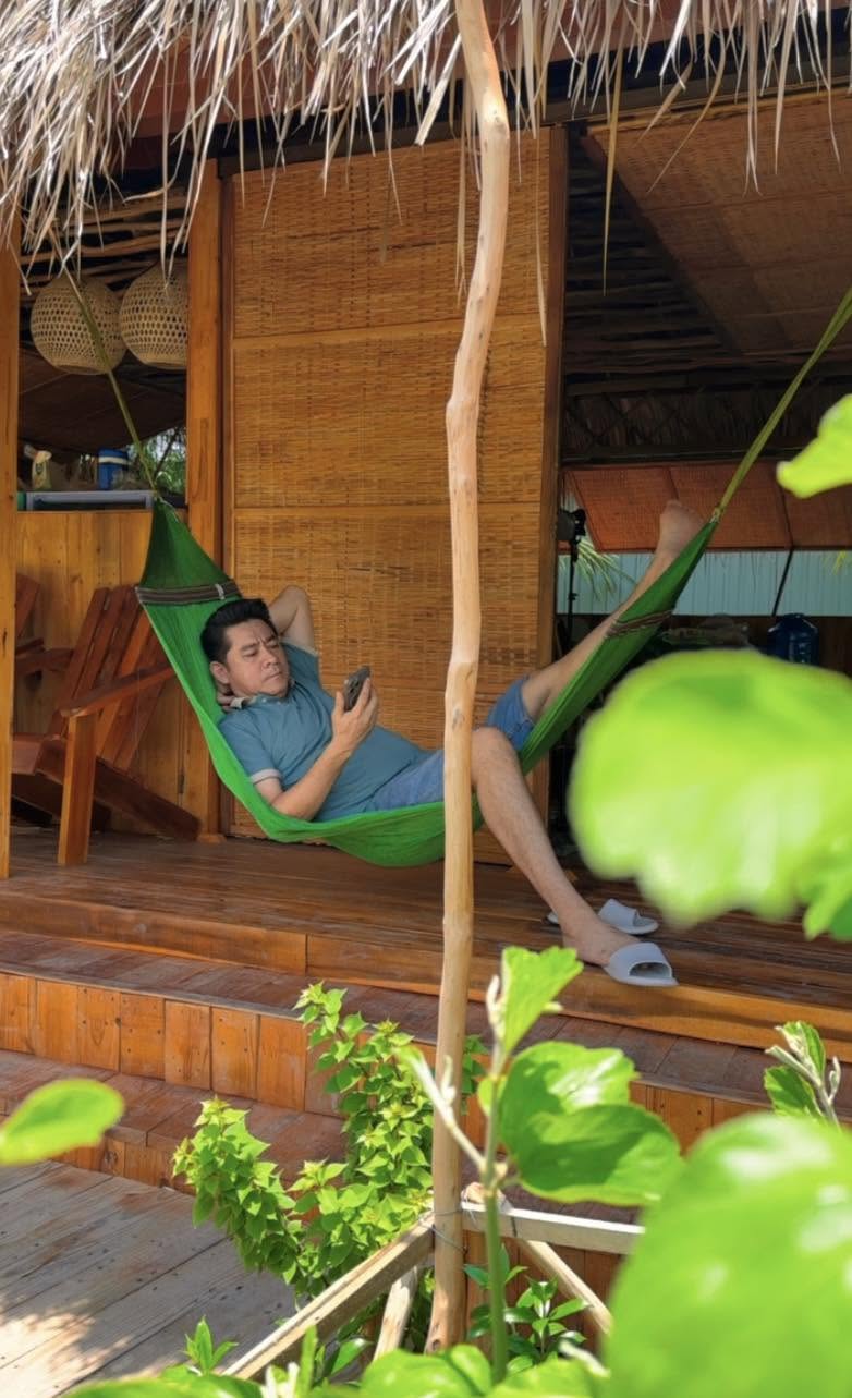 Nam nghệ sĩ đình đám bỏ phố về quê, ở trong nhà lá 36 m2, hằng ngày chỉ làm một việc mà ai cũng ao ước- Ảnh 6.