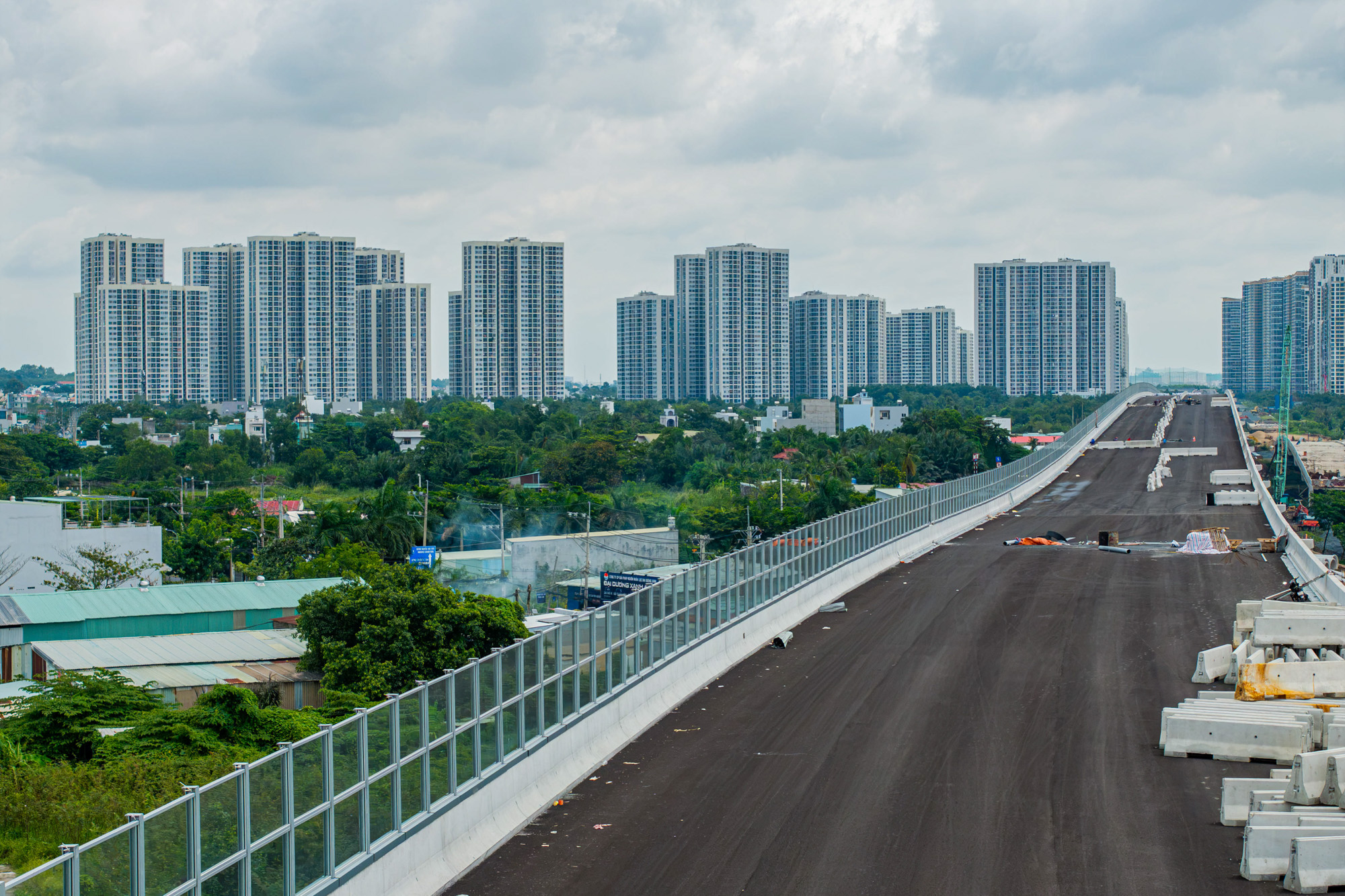 Ngắm đoạn đường trên cao dài gần 15 km, có tường chống ồn rộng hơn 2 sân bóng đá, xuyên đại đô thị được tìm kiếm nhiều nhất TP.HCM, sẽ thông xe sau một tháng nữa- Ảnh 4.