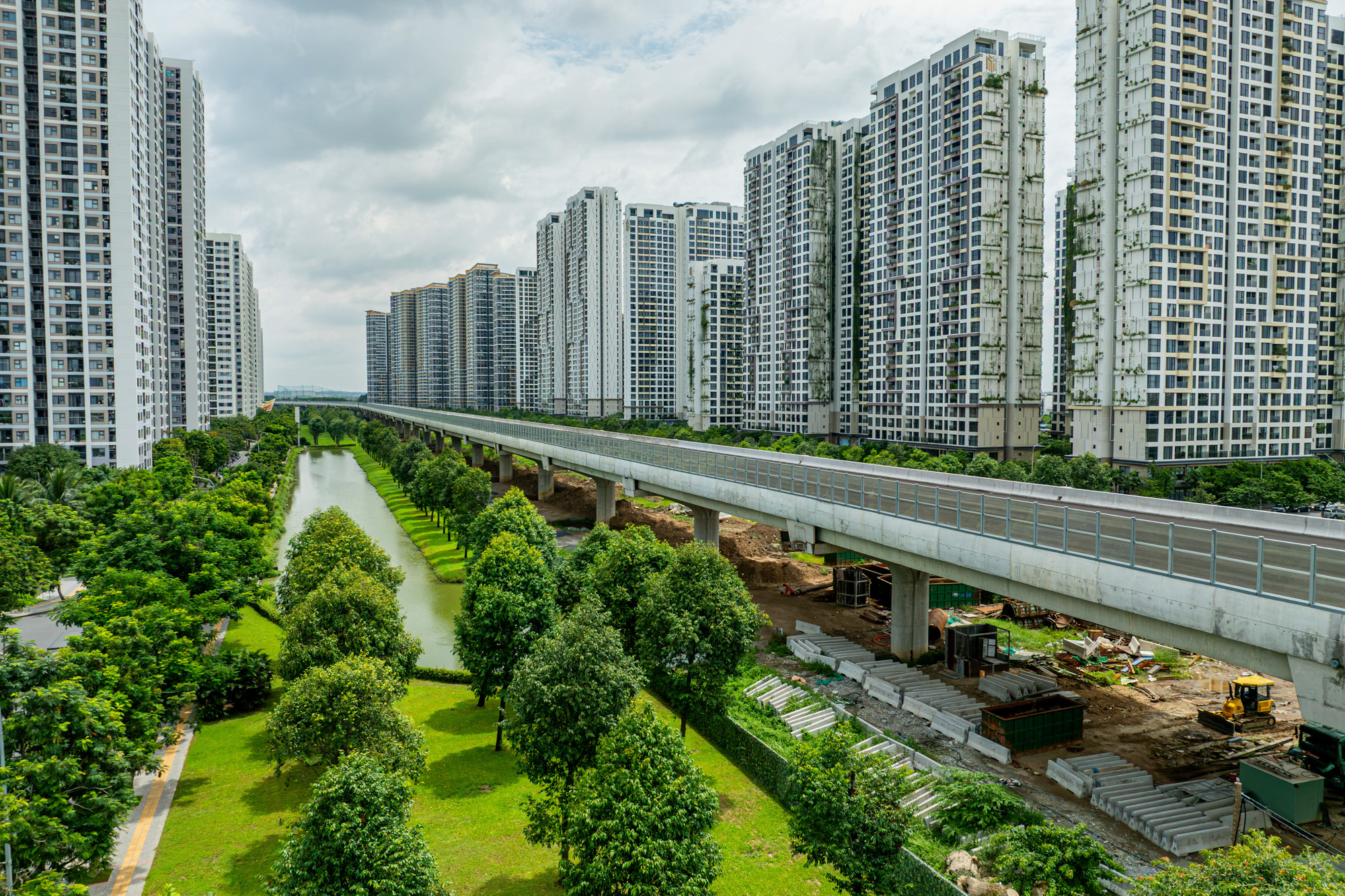 Ngắm đoạn đường trên cao dài gần 15 km, có tường chống ồn rộng hơn 2 sân bóng đá, xuyên đại đô thị được tìm kiếm nhiều nhất TP.HCM, sẽ thông xe sau một tháng nữa- Ảnh 6.