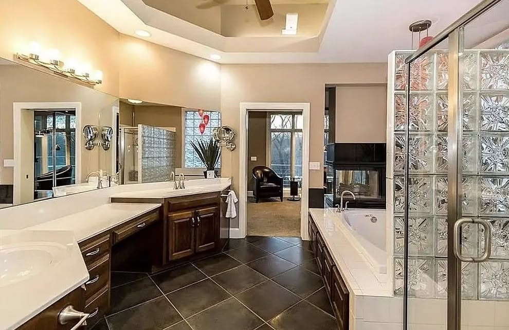 Căn biệt thự của Taylor Swift và Travis Kelce: Có cả rạp phim, hầm rượu, sân golf dưới lòng đất- Ảnh 7.
