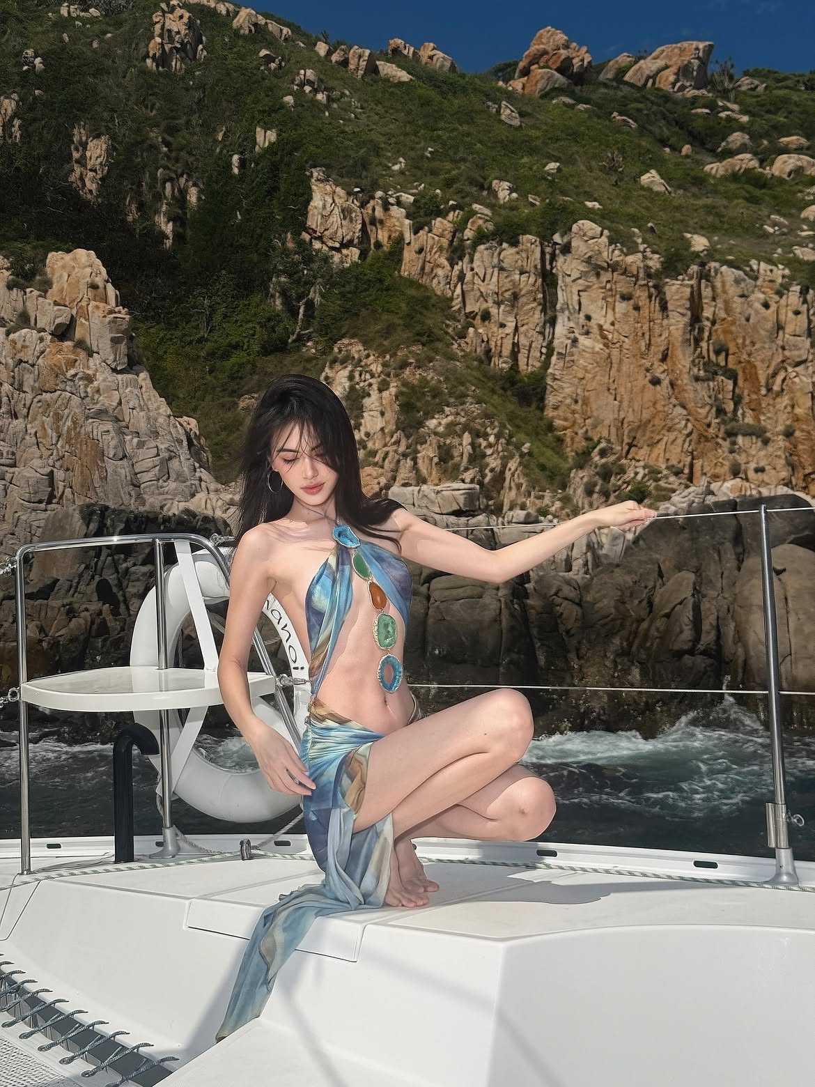 Đến chồng tài tử cũng không chịu nổi sắc vóc của "ma nữ" Mai Davika tại resort đắt nhất Việt Nam- Ảnh 3.